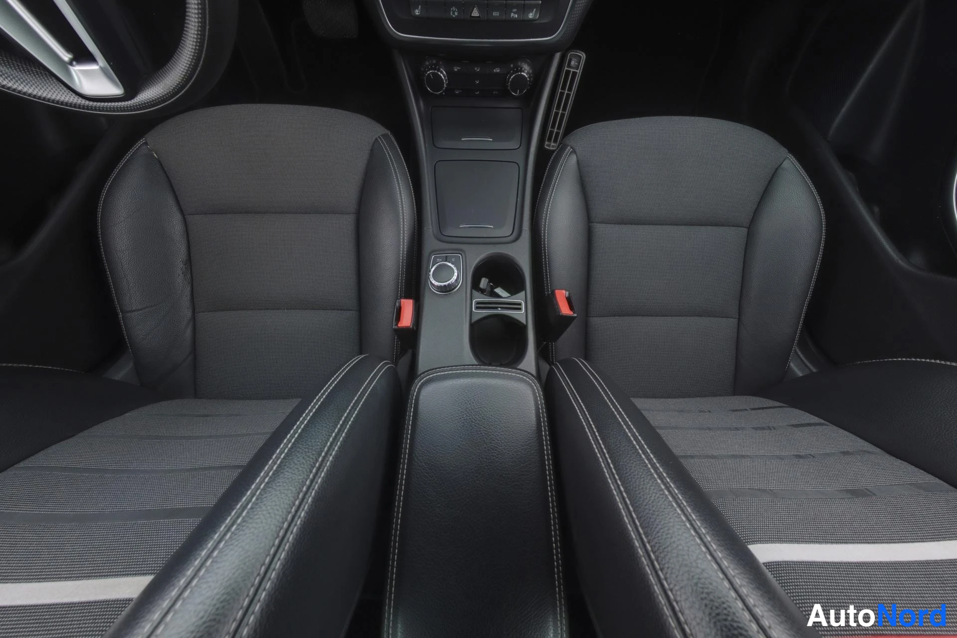 Sininen Mercedes-Benz A 2012, etuistuimet, kuva 12
