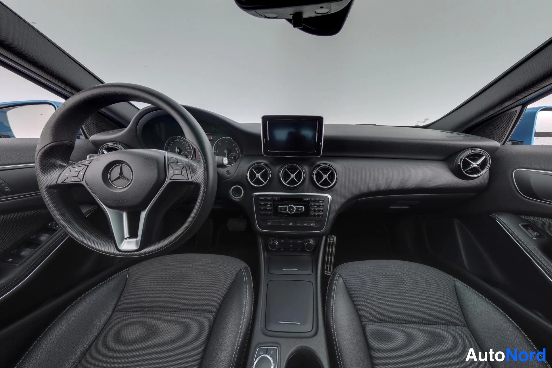 Sininen Mercedes-Benz A 2012, ohjaamo, kuva 7