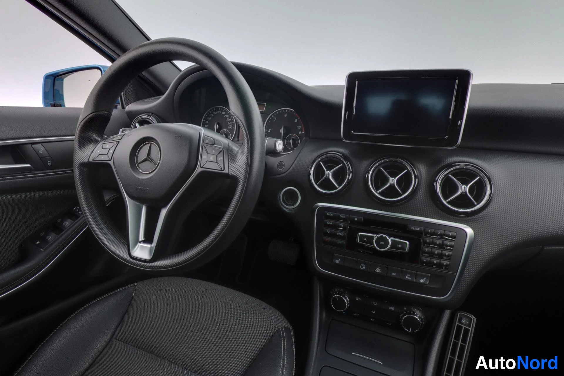 Sininen Mercedes-Benz A 2012, ohjaamo, kuva 8