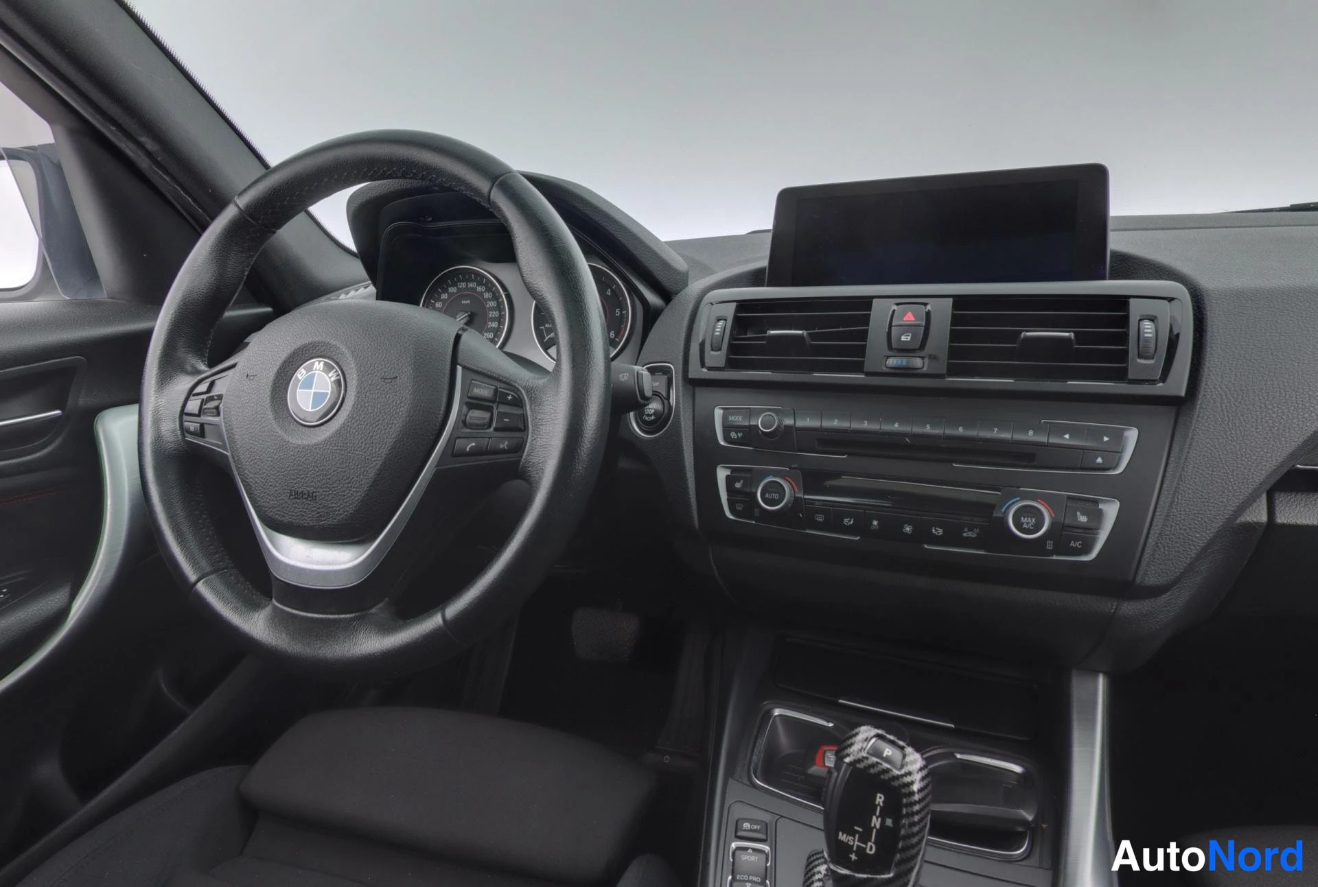 Valkoinen BMW 120d 2013, ohjaamo, kuva 9