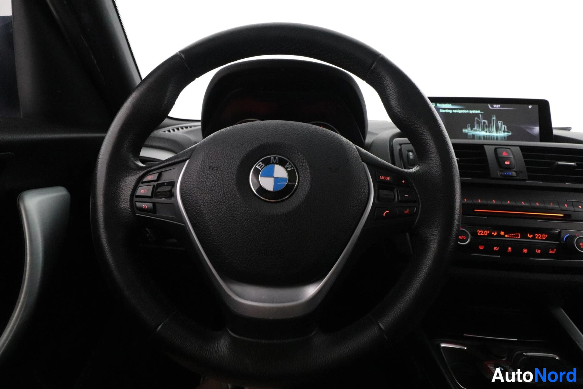 Valkoinen BMW 120d 2013, ohjaamo, kuva 10