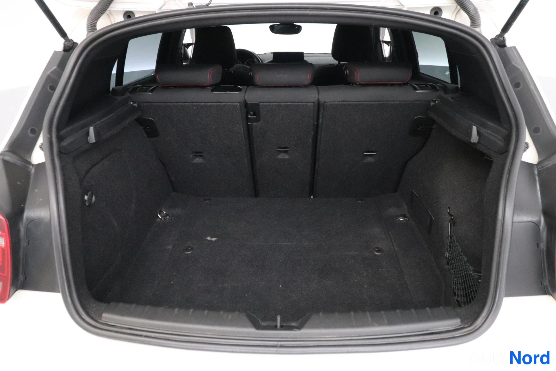 Valkoinen BMW 120d 2013, tavaratila, kuva 13