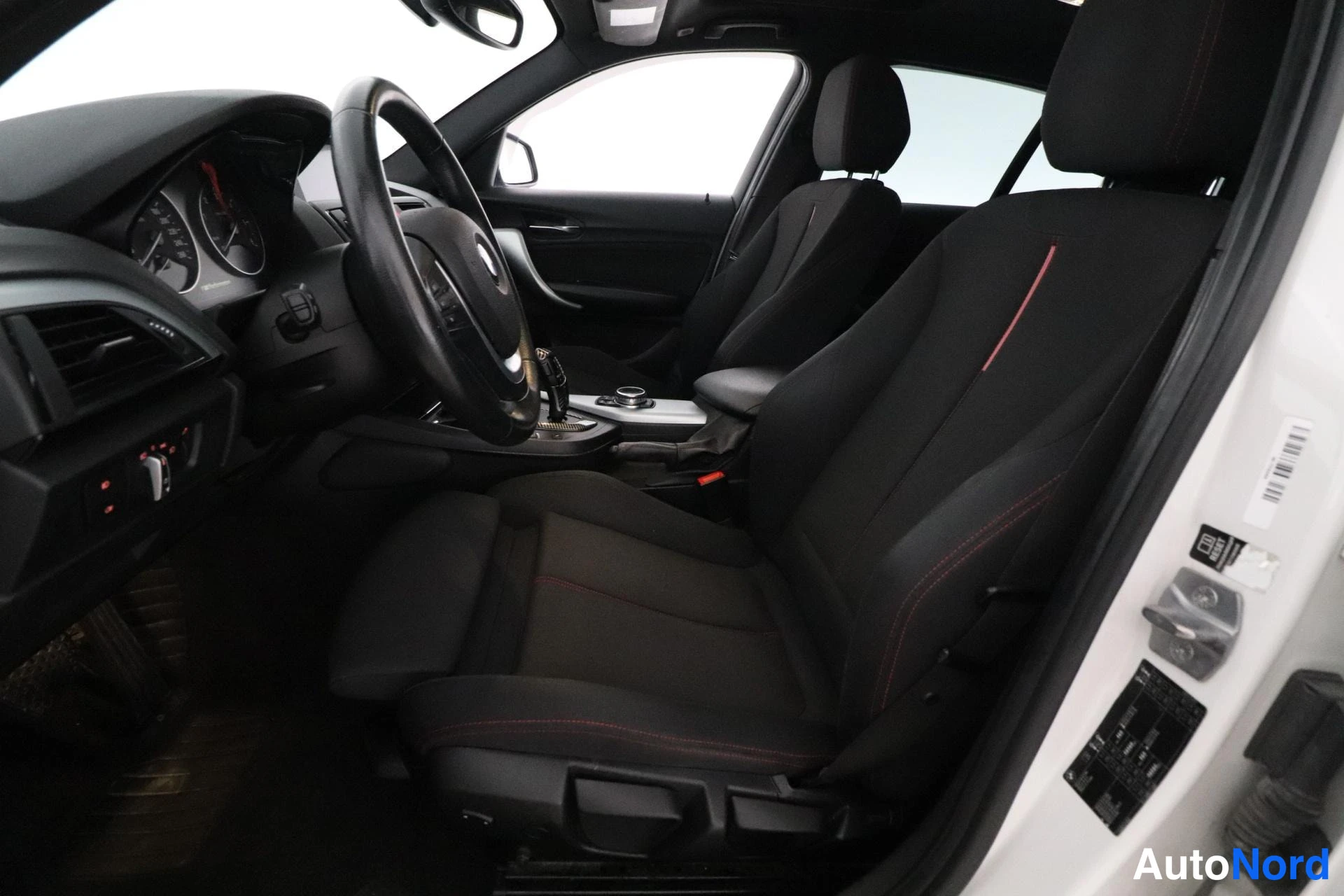Valkoinen BMW 120d 2013, ohjaamo, kuva 7