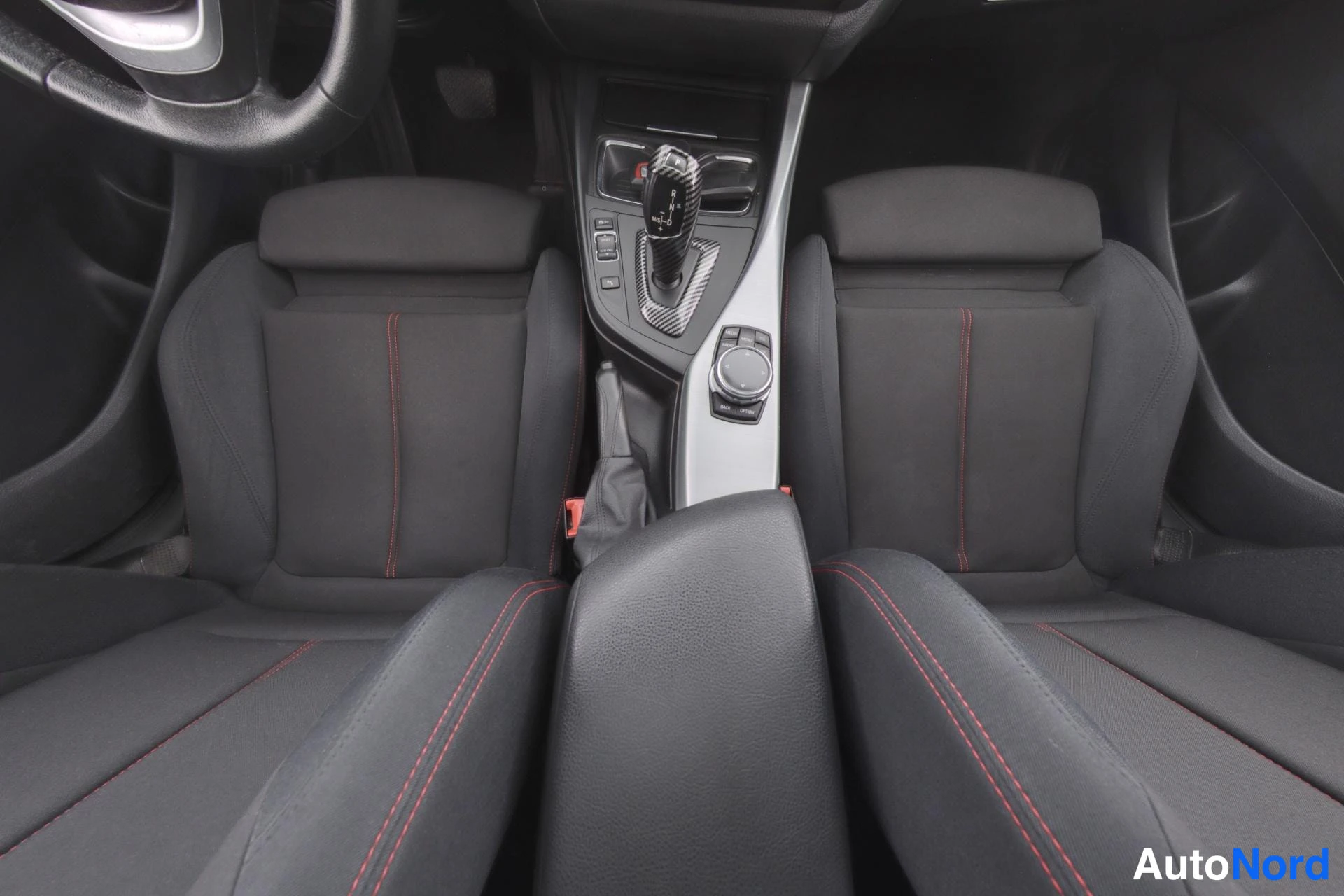 Valkoinen BMW 120d 2013, etuistuimet, kuva 11
