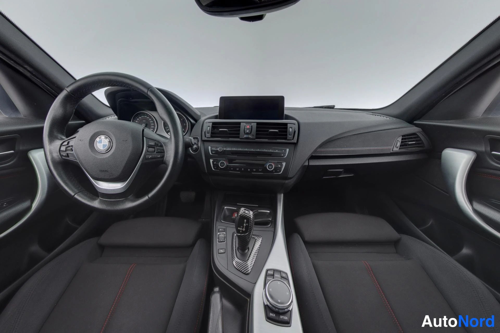 Valkoinen BMW 120d 2013, ohjaamo, kuva 8