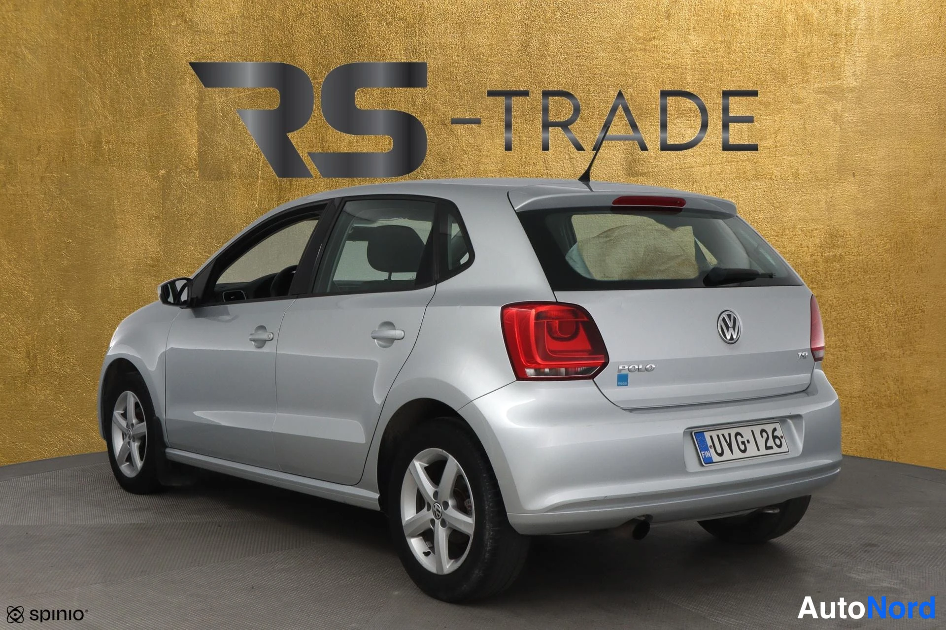 Silver Volkswagen Polo 2013, snett bakifrån, bild 5