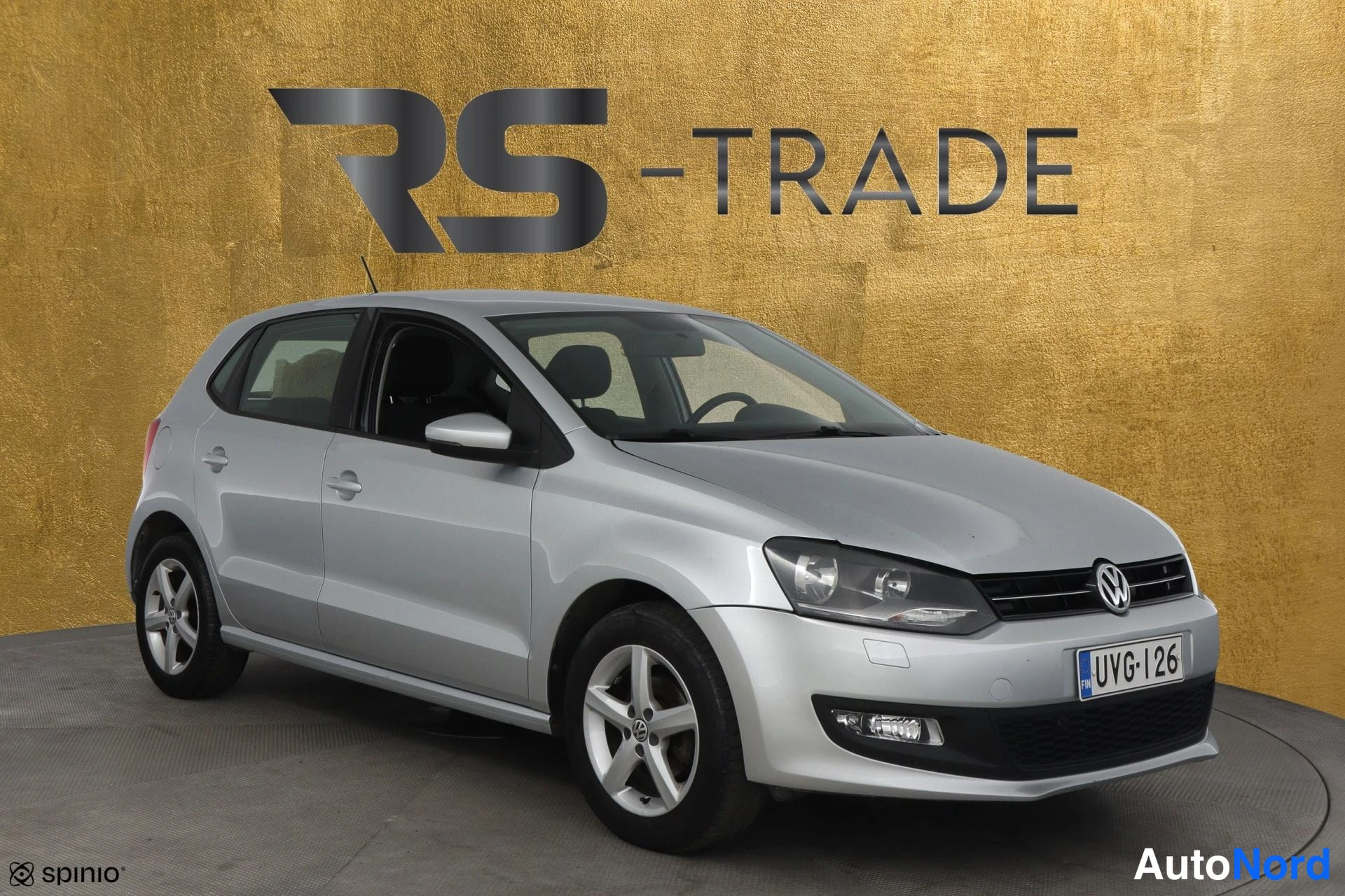 Silver Volkswagen Polo 2013, snett framifrån, fronten åt höger, bild 3