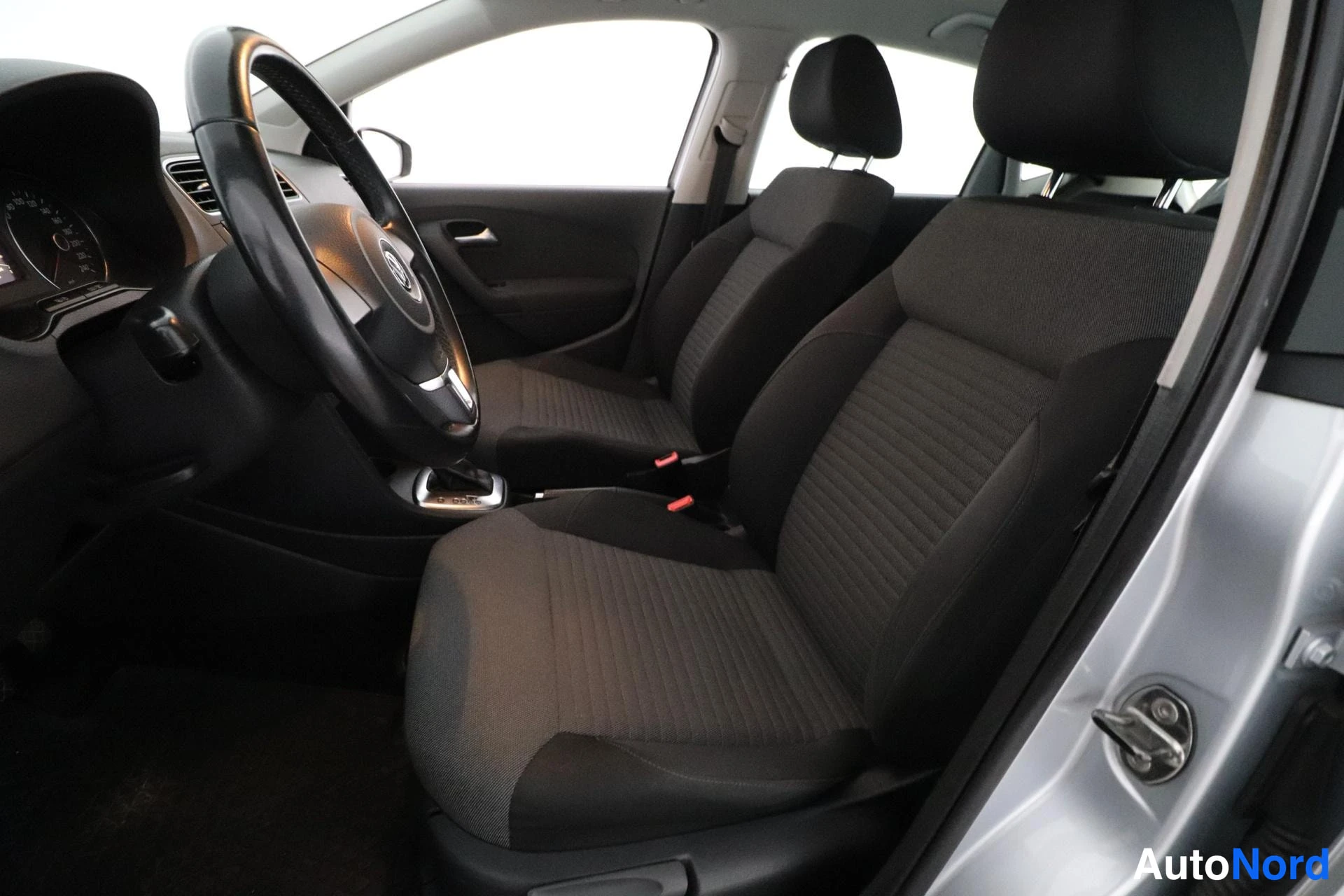 Silver Volkswagen Polo 2013, framsäten, bild 9