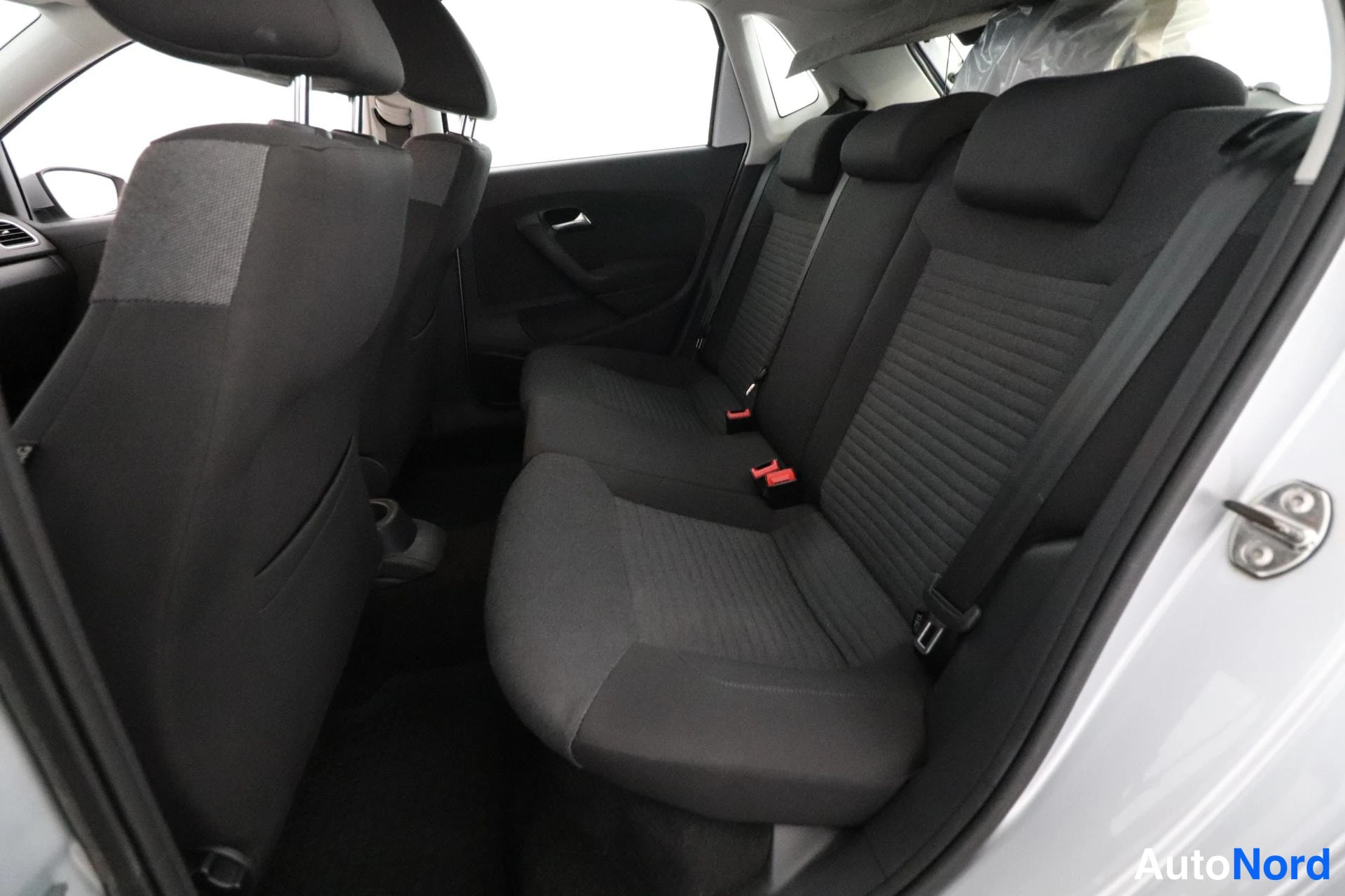 Silver Volkswagen Polo 2013, baksäten, bild 11