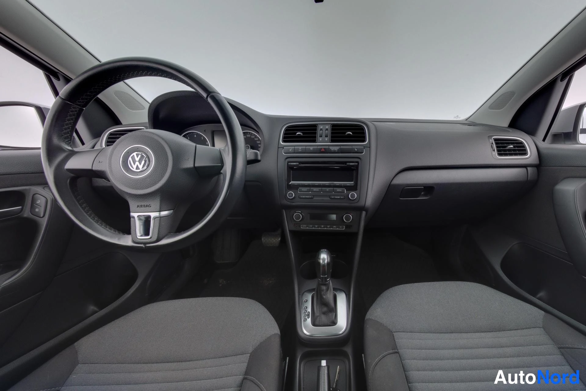 Silver Volkswagen Polo 2013, förarplats, bild 7