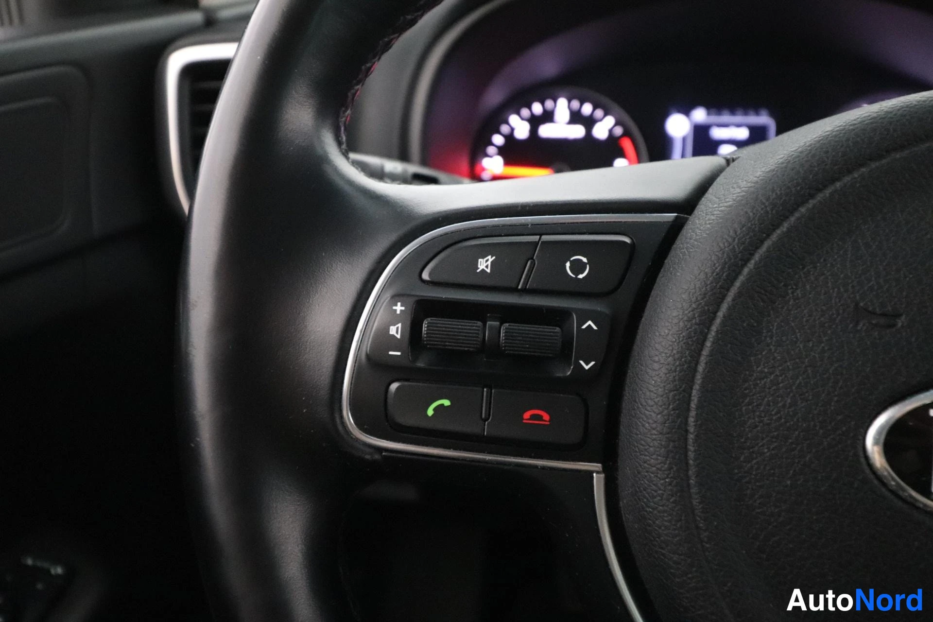 Valkoinen Kia Sportage 2016, yksityiskohta, kuva 17