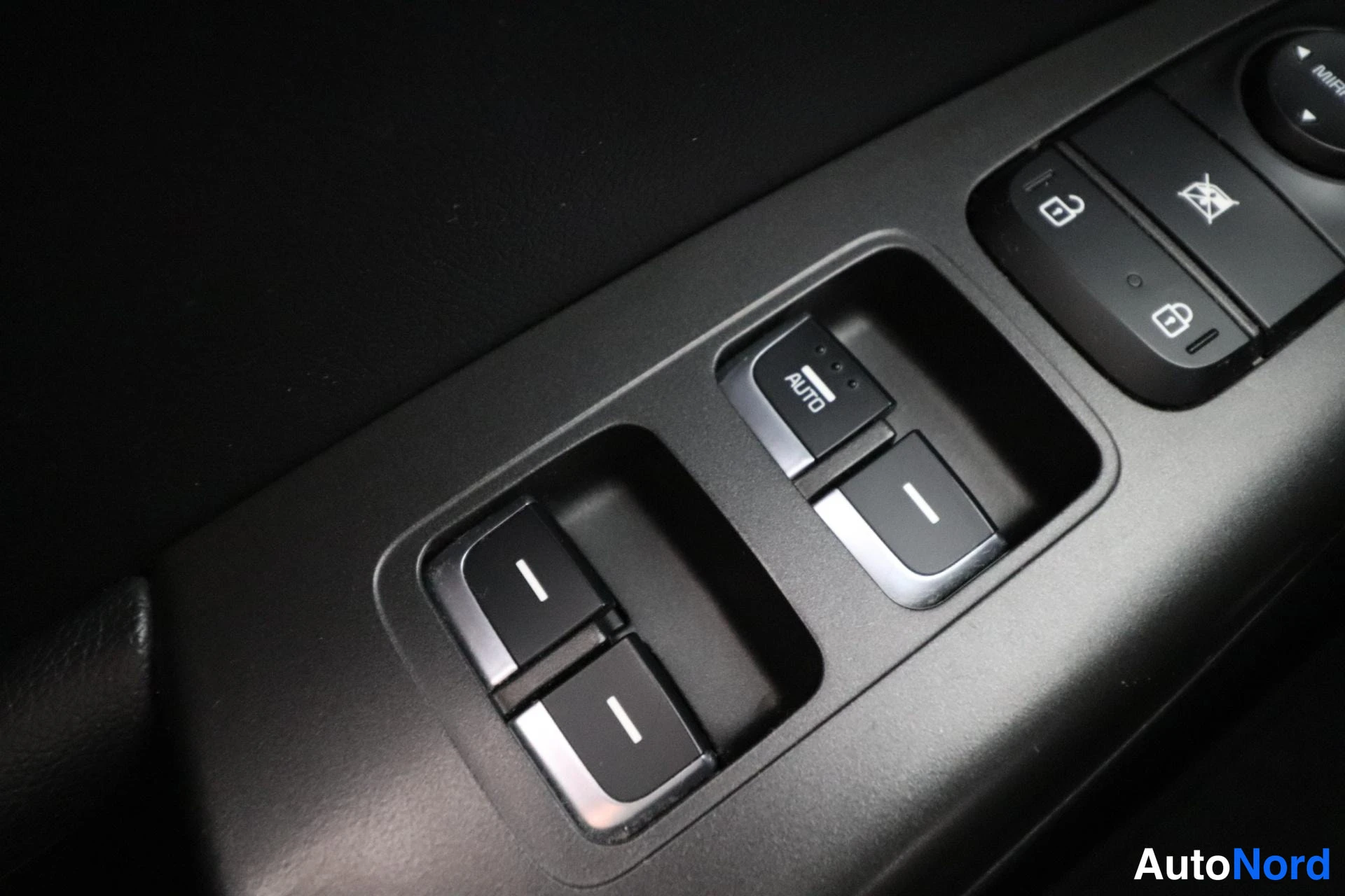 Valkoinen Kia Sportage 2016, yksityiskohta, kuva 32