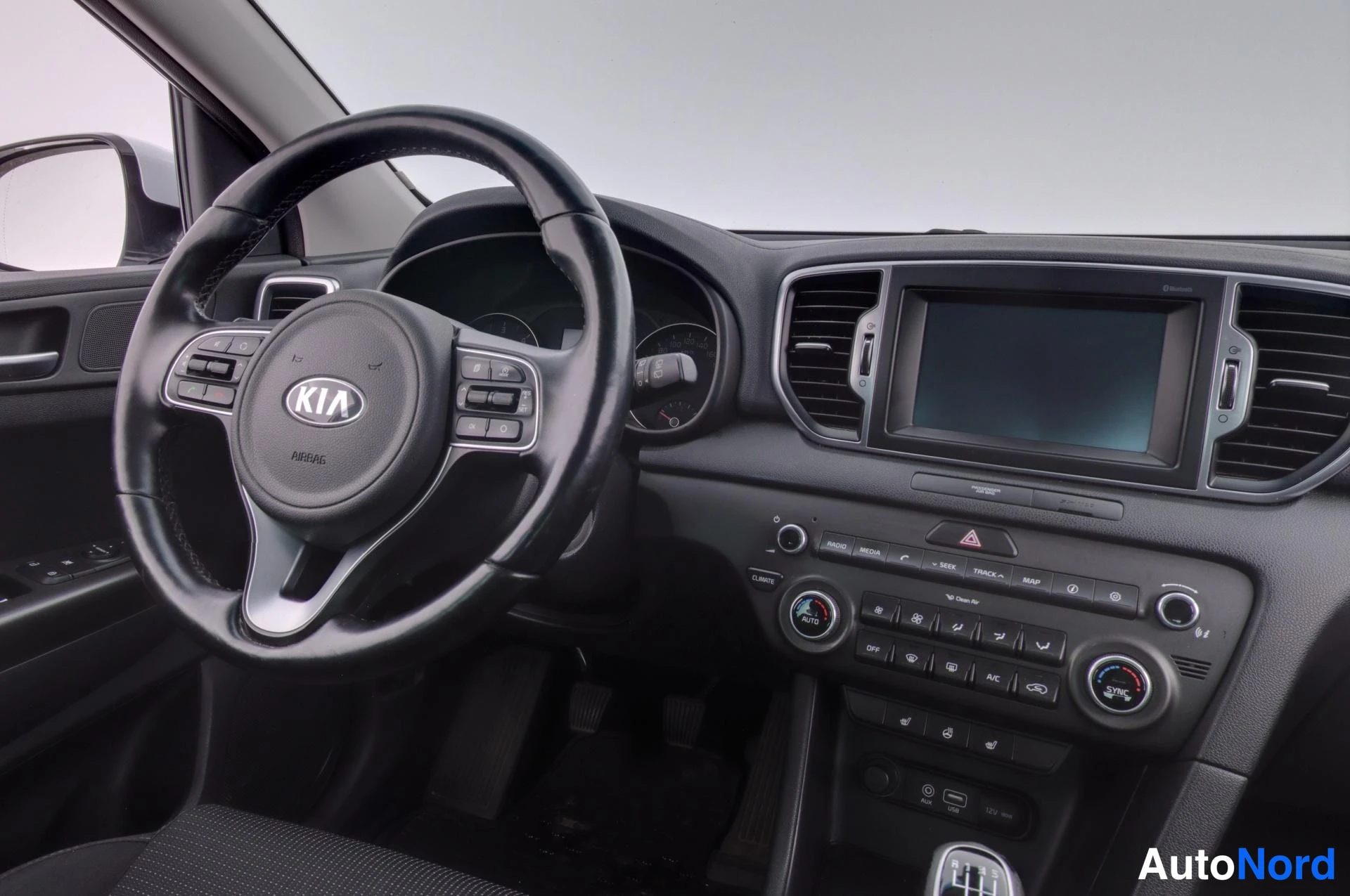 Valkoinen Kia Sportage 2016, ohjaamo, kuva 9