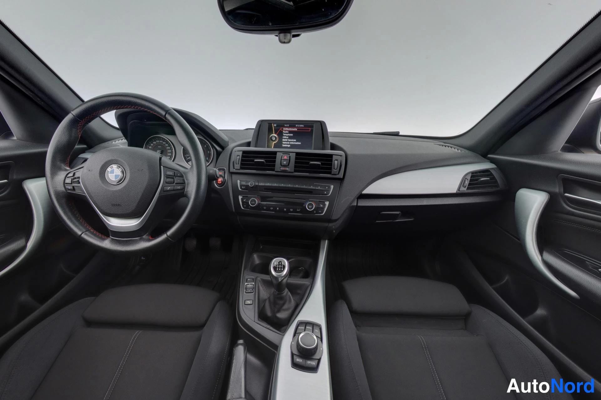 Musta BMW 120d xDrive 2013, ohjaamo, kuva 7