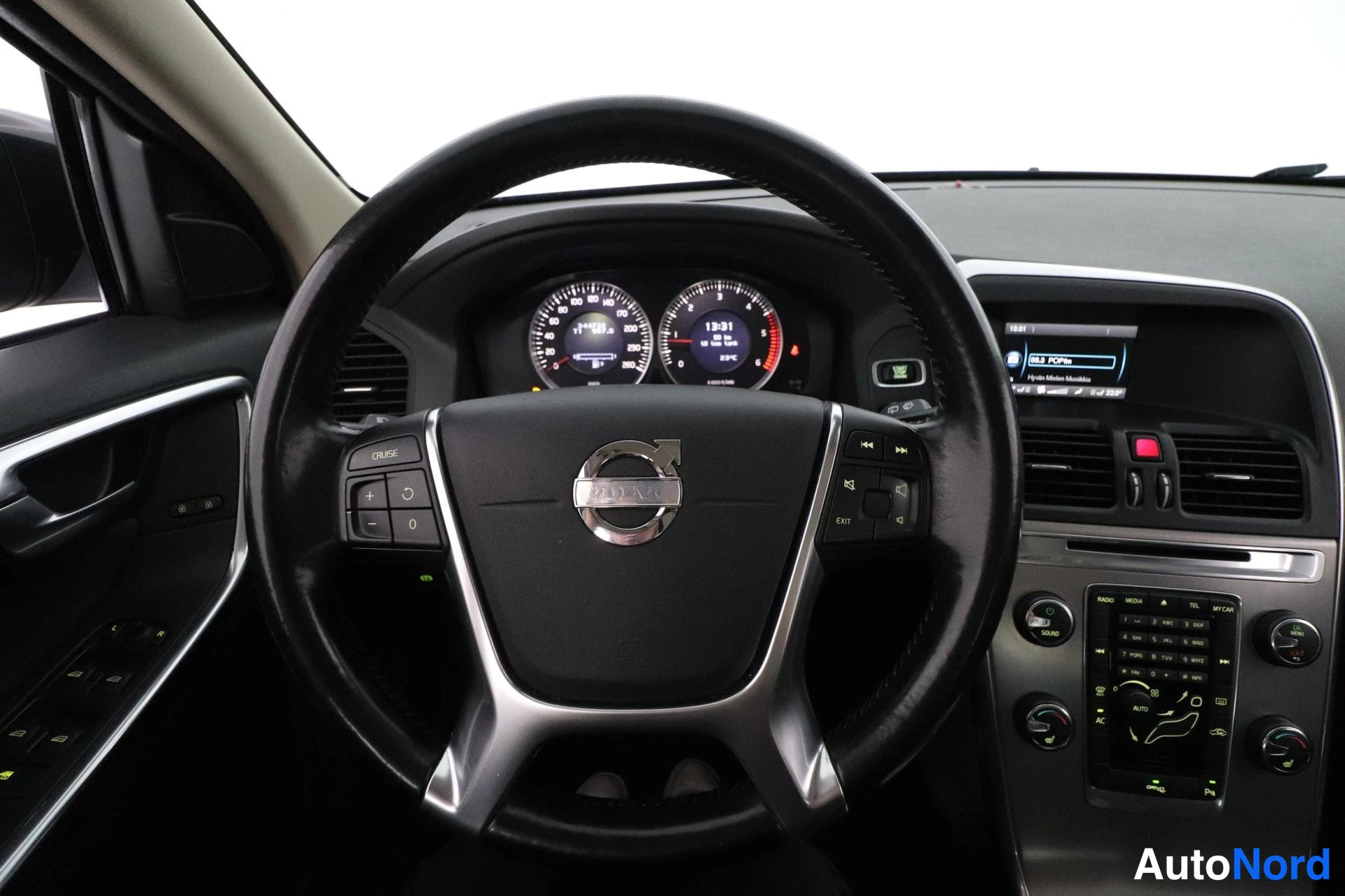 Grey Volvo XC60 2012, cockpit, photo 9