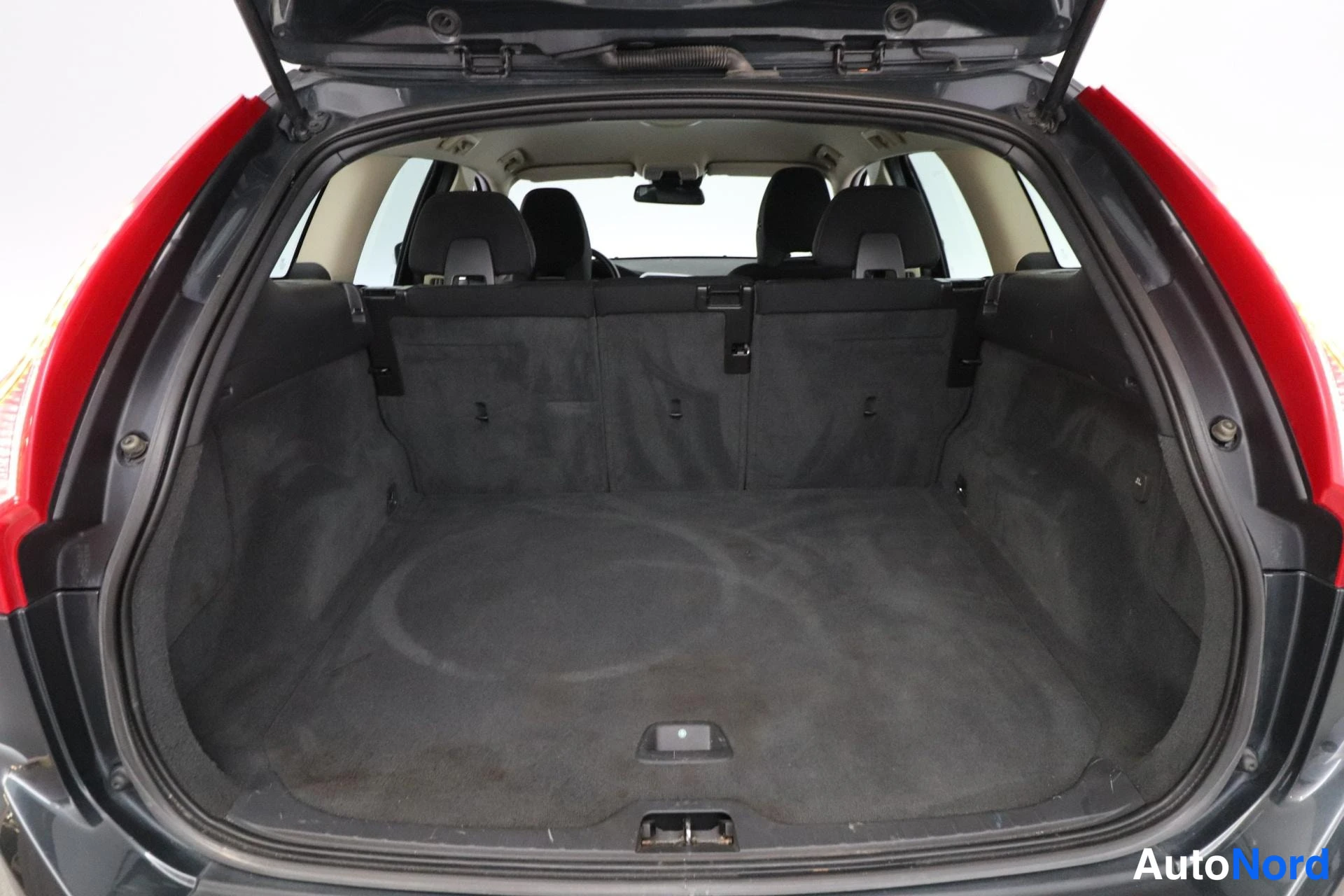 Grey Volvo XC60 2012, boot, photo 13