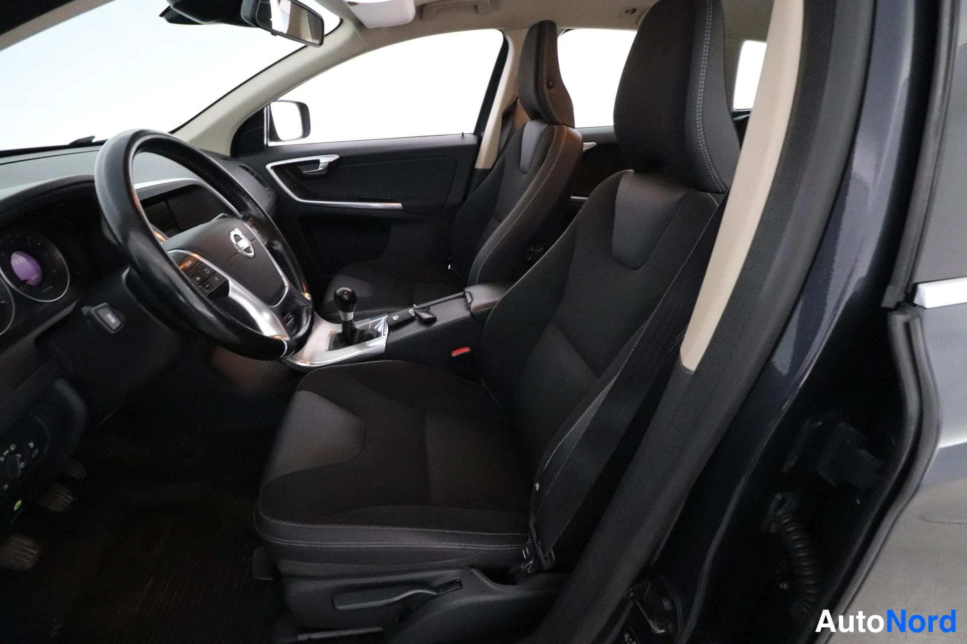 Grey Volvo XC60 2012, front seats, photo 10
