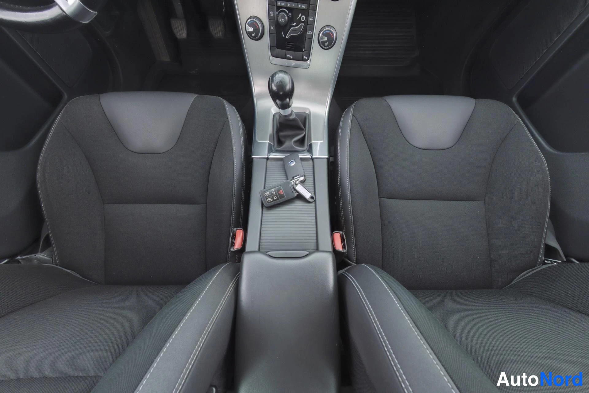 Grey Volvo XC60 2012, front seats, photo 11