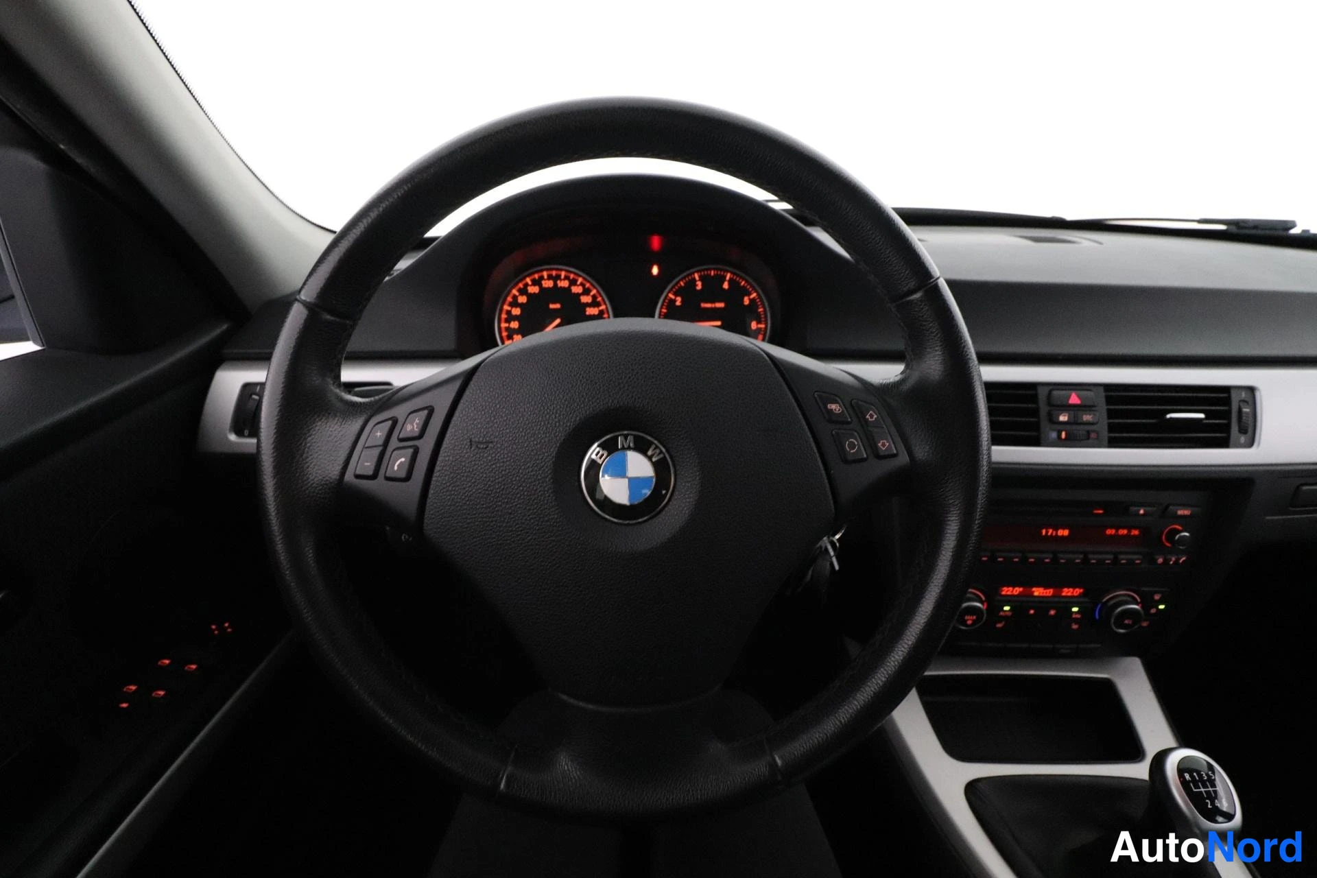 Hopea BMW 316i 2010, ohjaamo, kuva 9