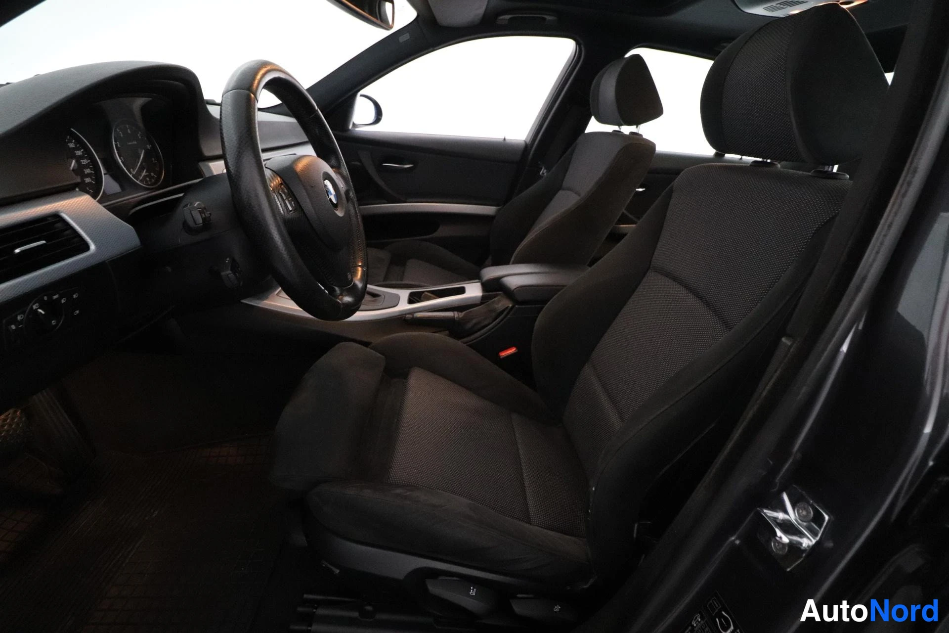Grå BMW 330i xDrive 2007, förarplats, bild 7