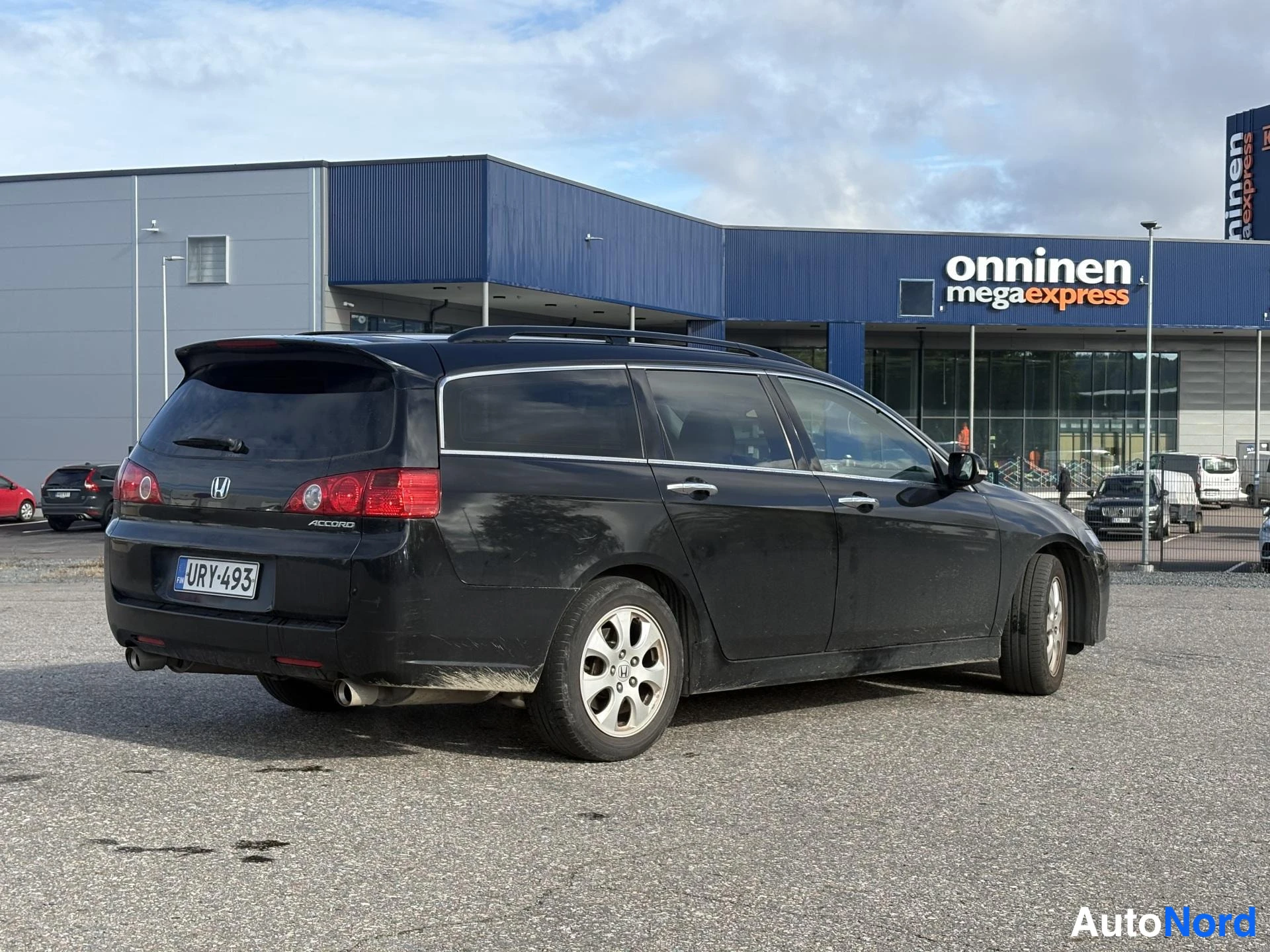 Svart Honda Accord 2006, snett bakifrån, bild 3