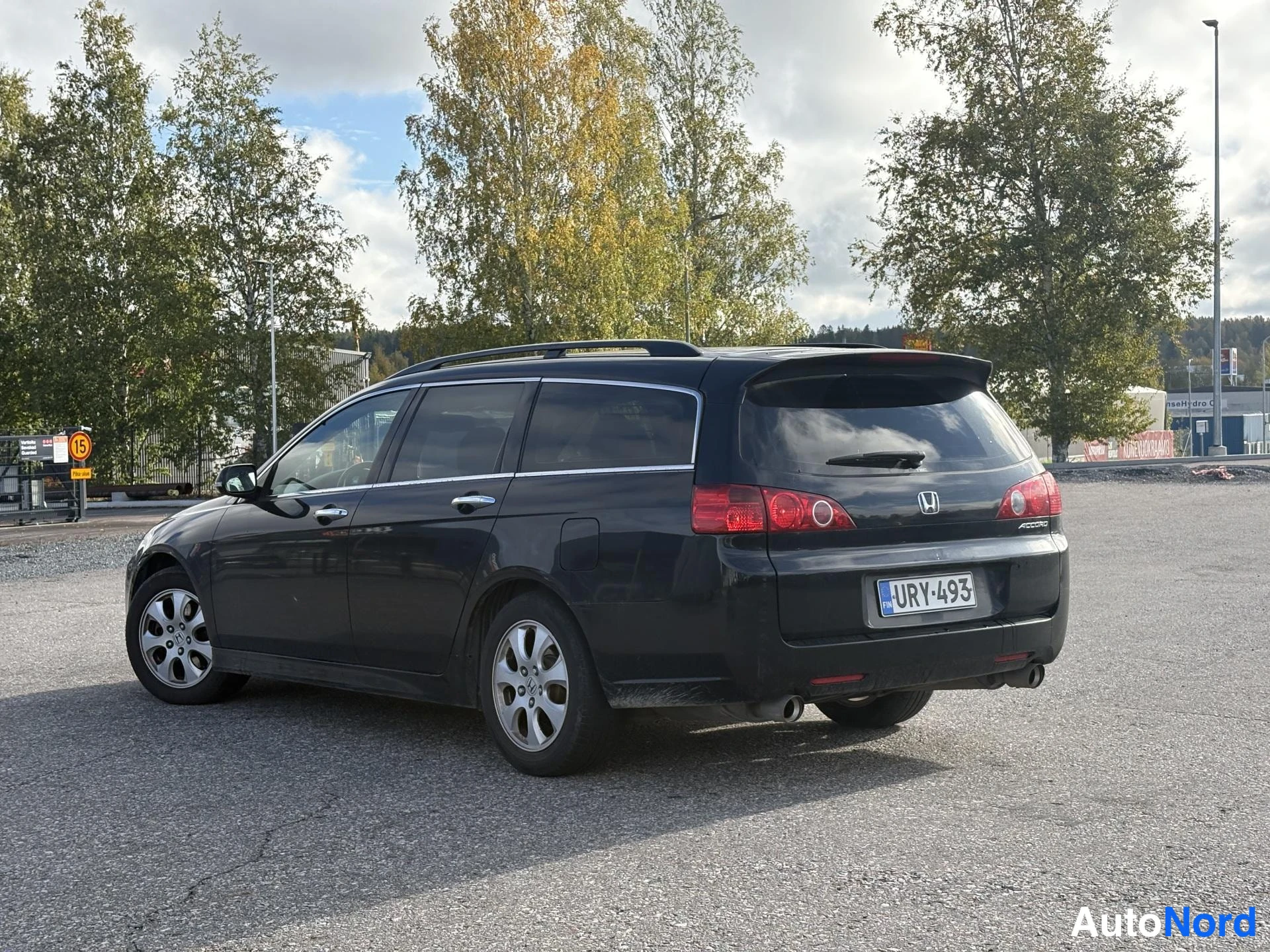 Svart Honda Accord 2006, snett bakifrån, bild 4