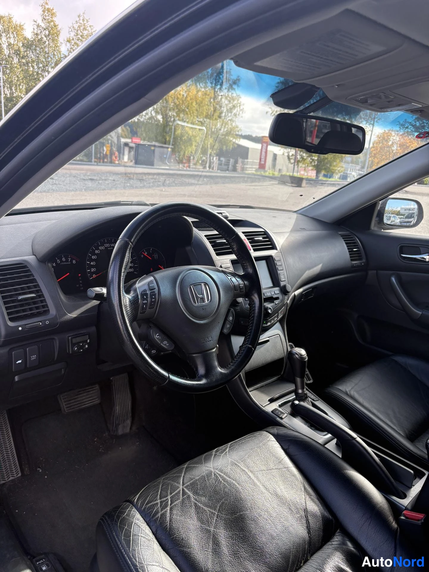 Svart Honda Accord 2006, förarplats, bild 5