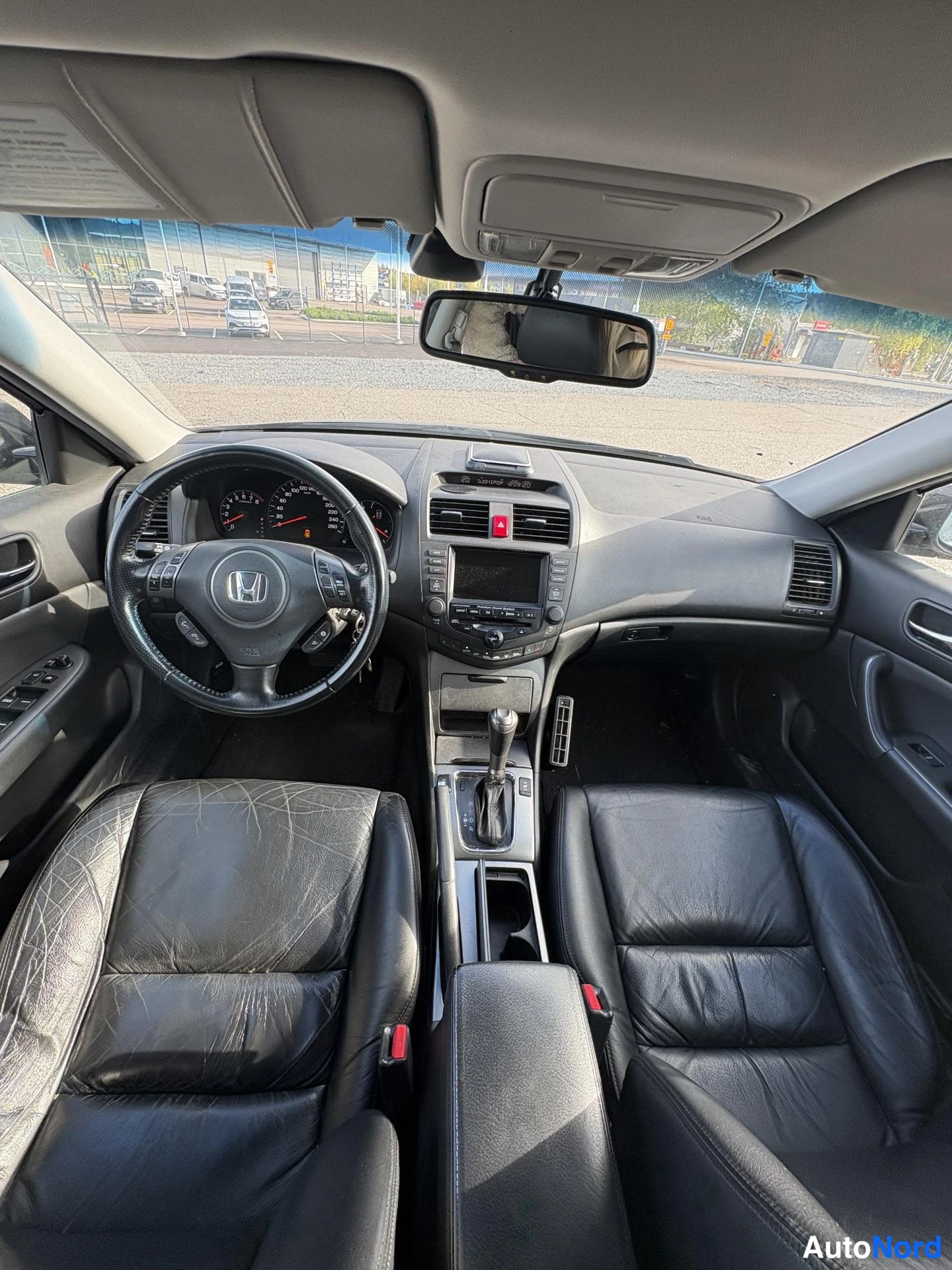Svart Honda Accord 2006, förarplats, bild 6