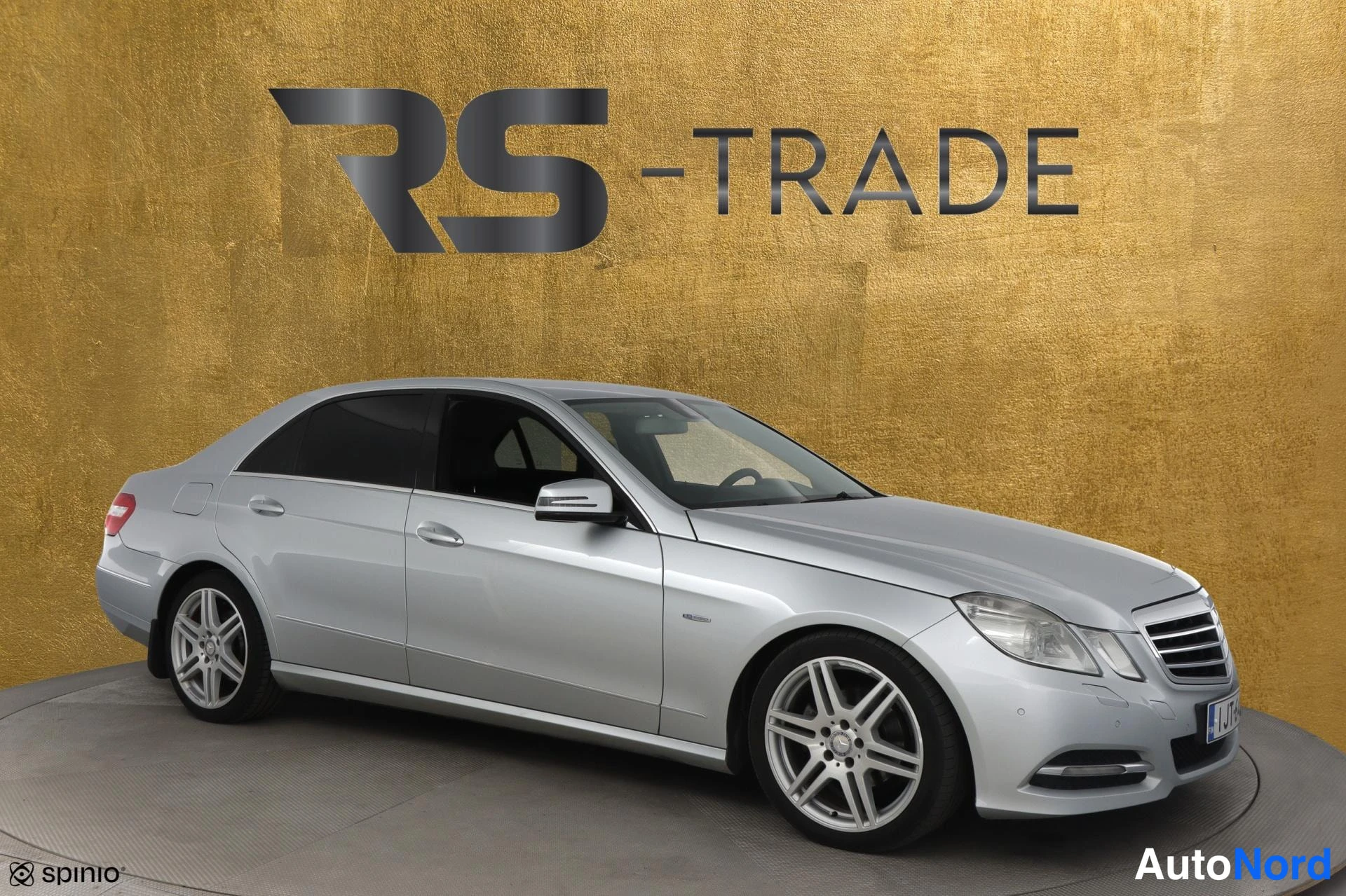Harmaa Mercedes-Benz E 2011, etuviisto, keula oikealle, kuva 2