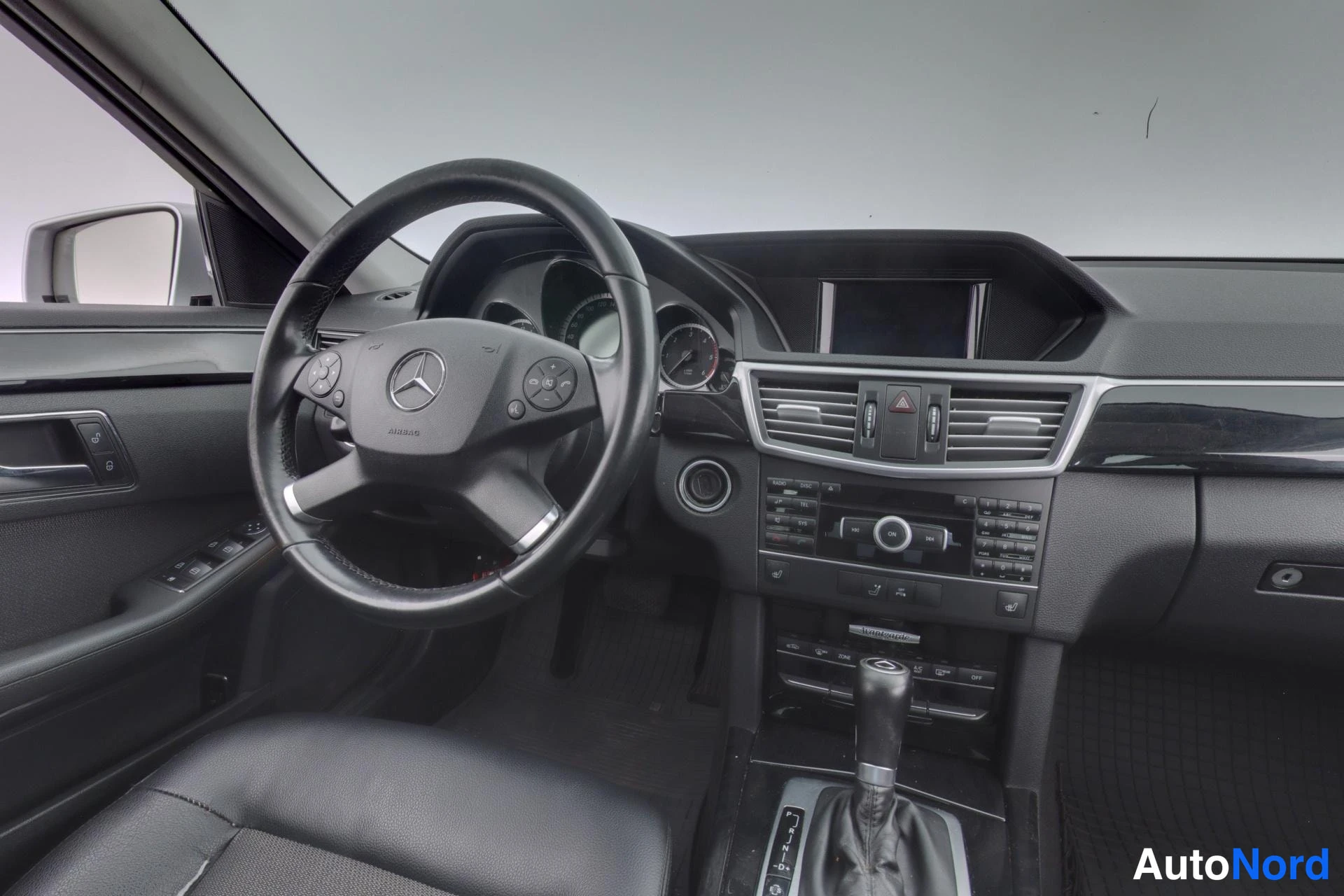 Harmaa Mercedes-Benz E 2011, ohjaamo, kuva 8