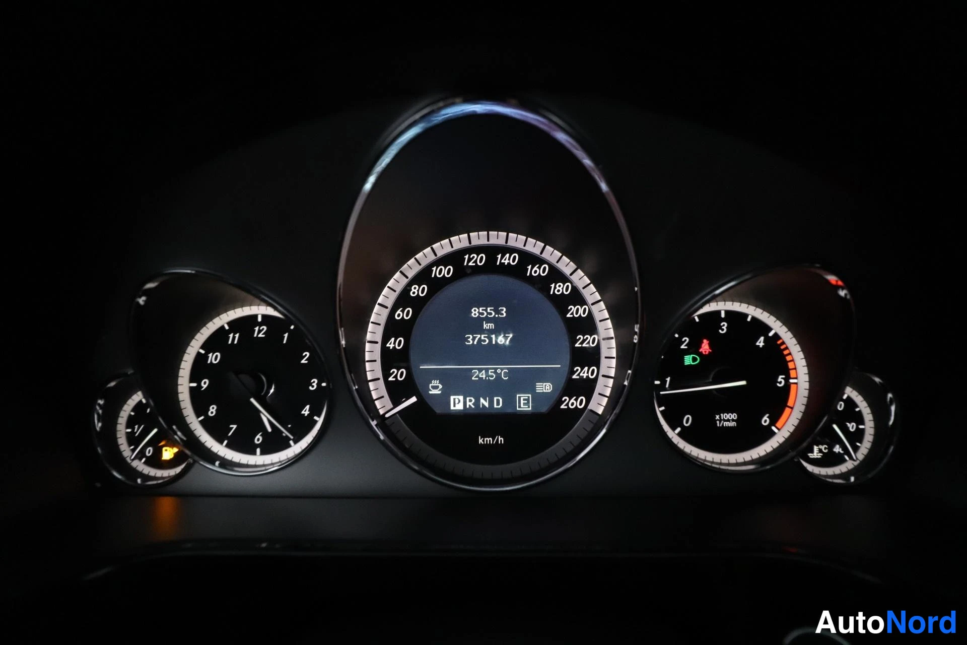 Harmaa Mercedes-Benz E 2011, yksityiskohta, kuva 31