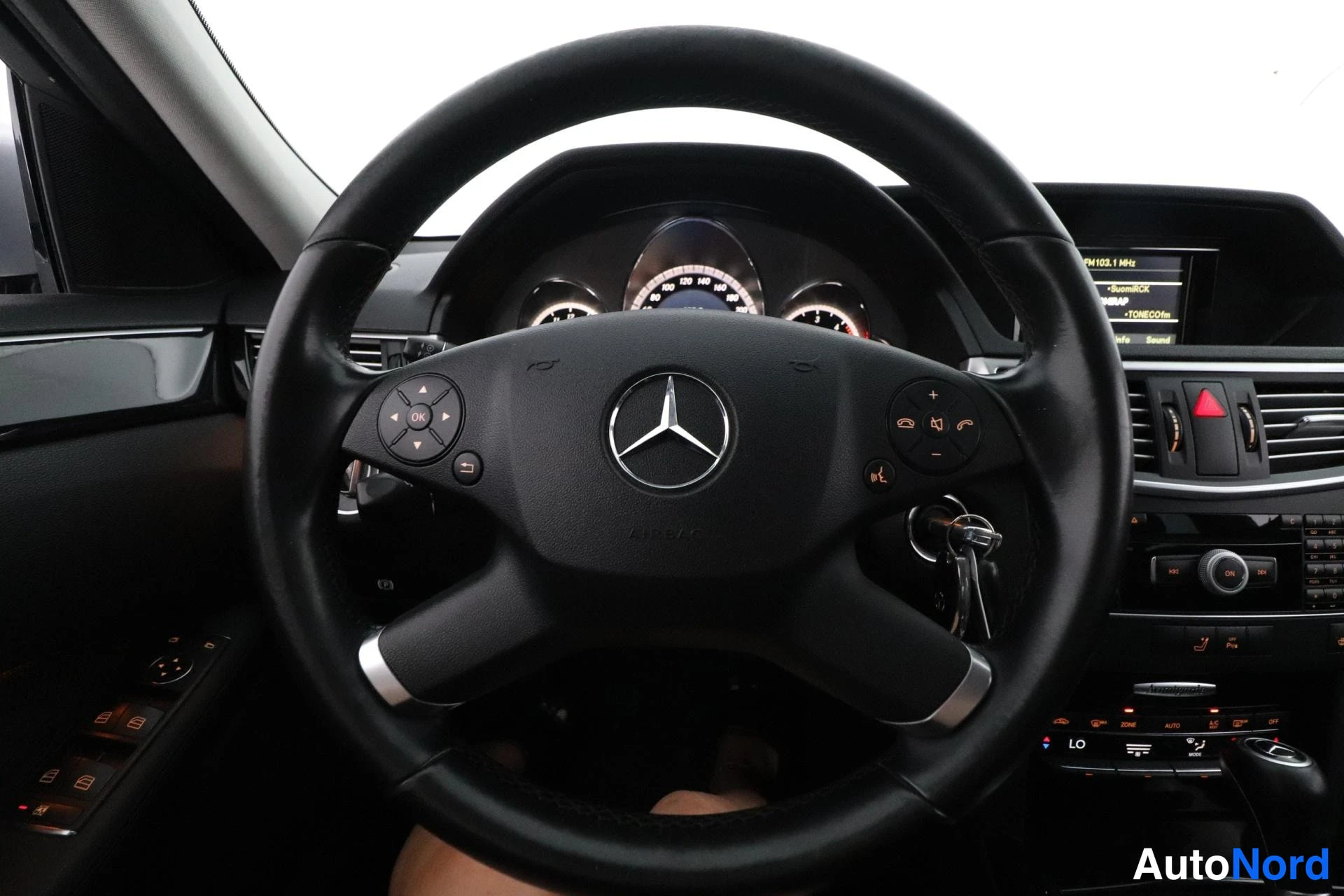 Harmaa Mercedes-Benz E 2011, ohjaamo, kuva 9