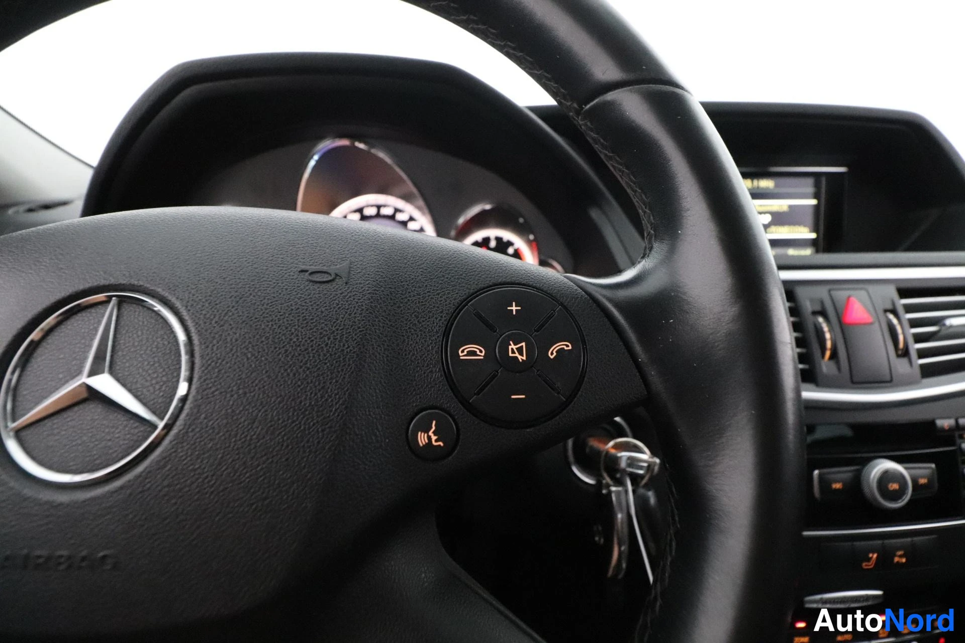 Harmaa Mercedes-Benz E 2011, yksityiskohta, kuva 15