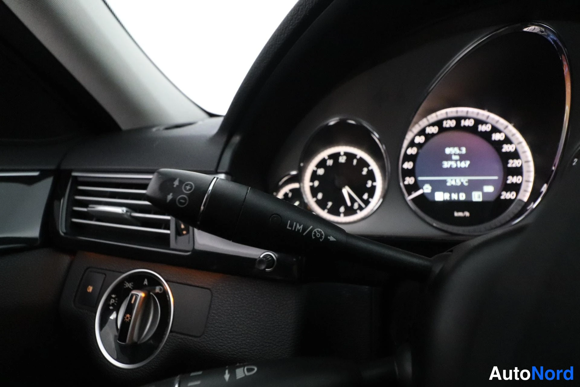 Harmaa Mercedes-Benz E 2011, yksityiskohta, kuva 17