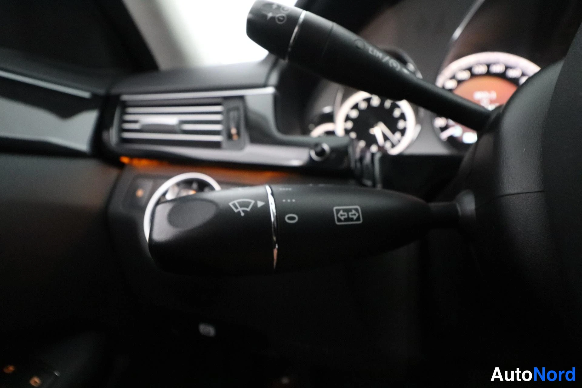 Harmaa Mercedes-Benz E 2011, yksityiskohta, kuva 32