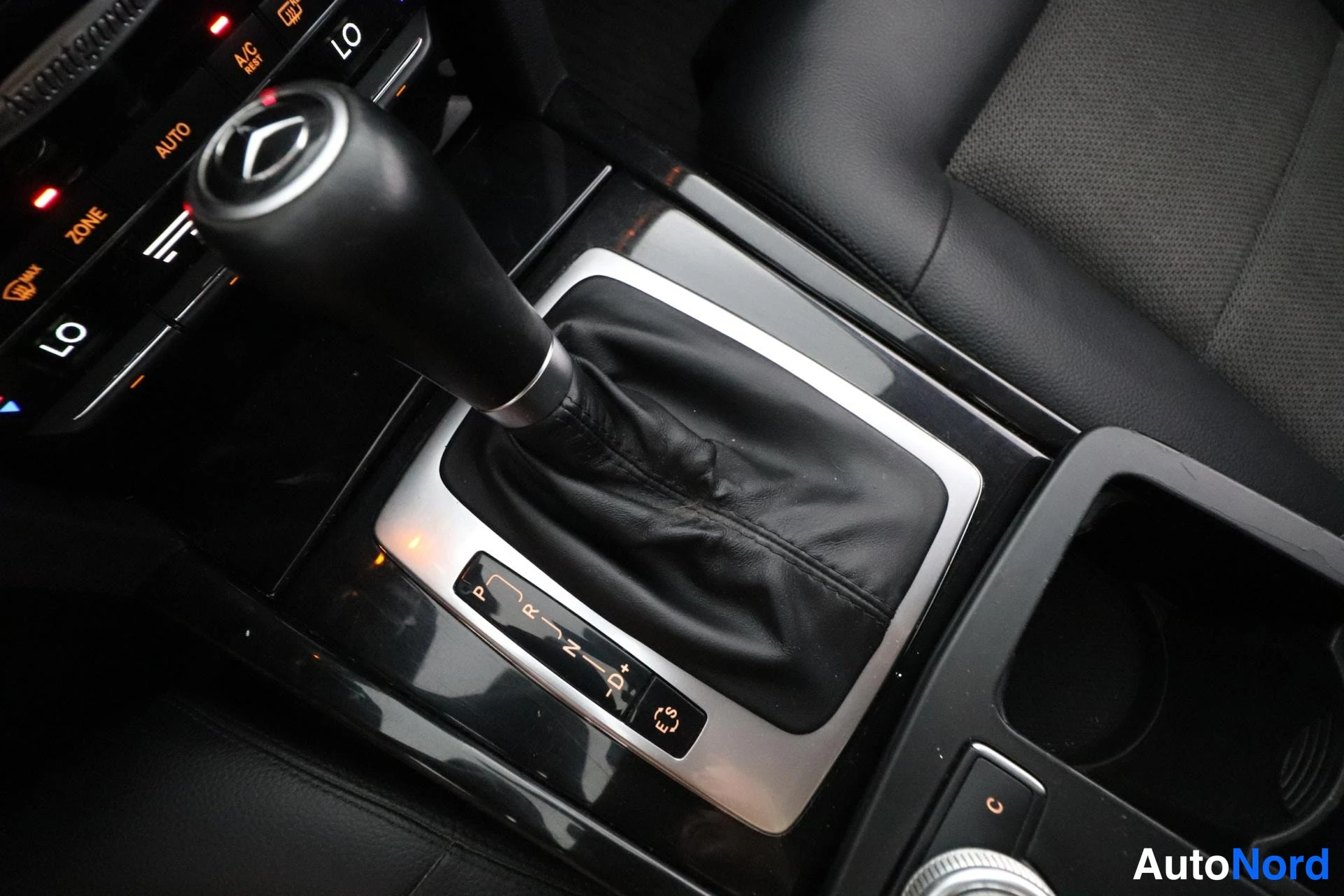 Harmaa Mercedes-Benz E 2011, yksityiskohta, kuva 22