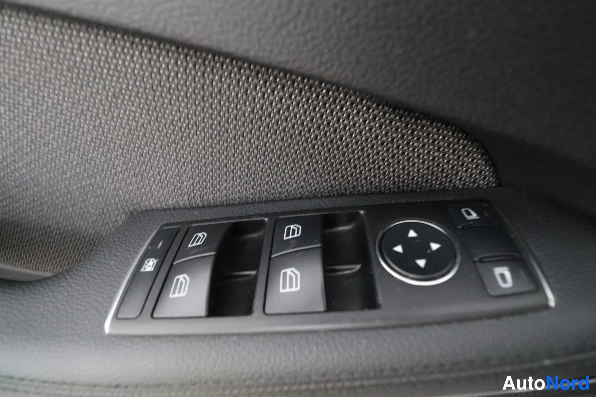 Harmaa Mercedes-Benz E 2011, yksityiskohta, kuva 29