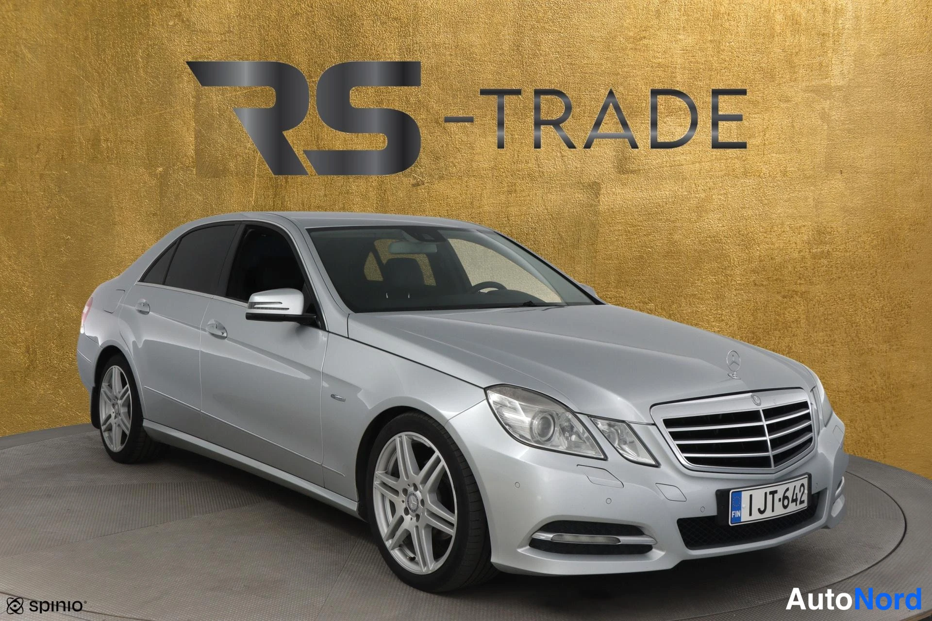 Harmaa Mercedes-Benz E 2011, etuviisto, keula oikealle, kuva 3