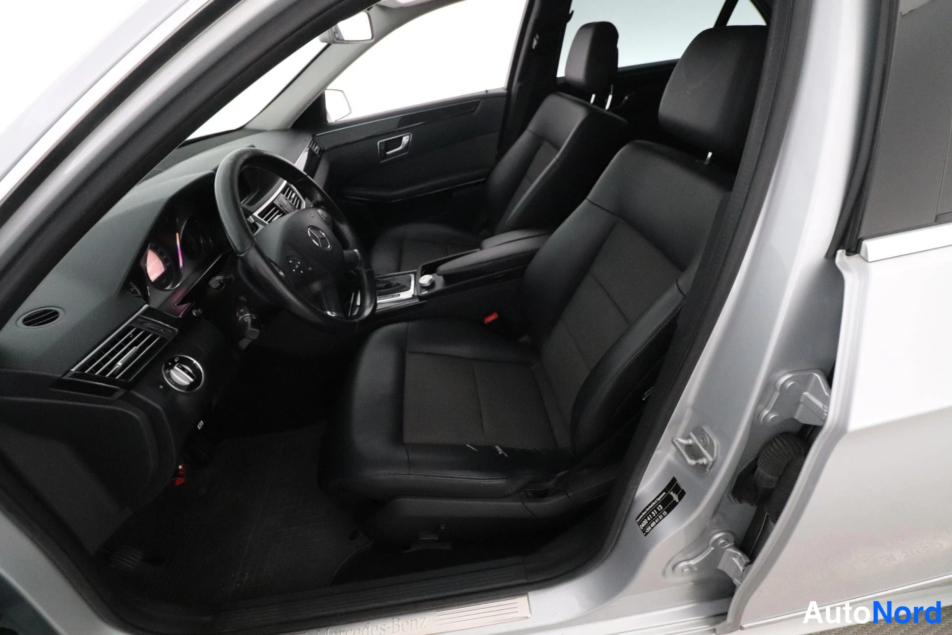 Harmaa Mercedes-Benz E 2011, etuistuimet, kuva 10