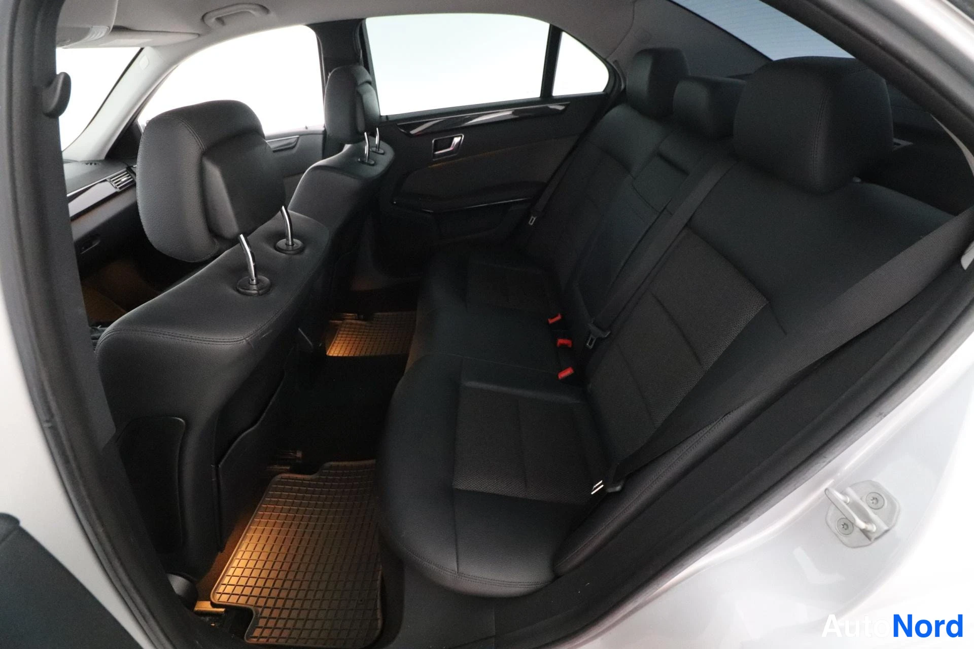 Harmaa Mercedes-Benz E 2011, takaistuimet, kuva 12