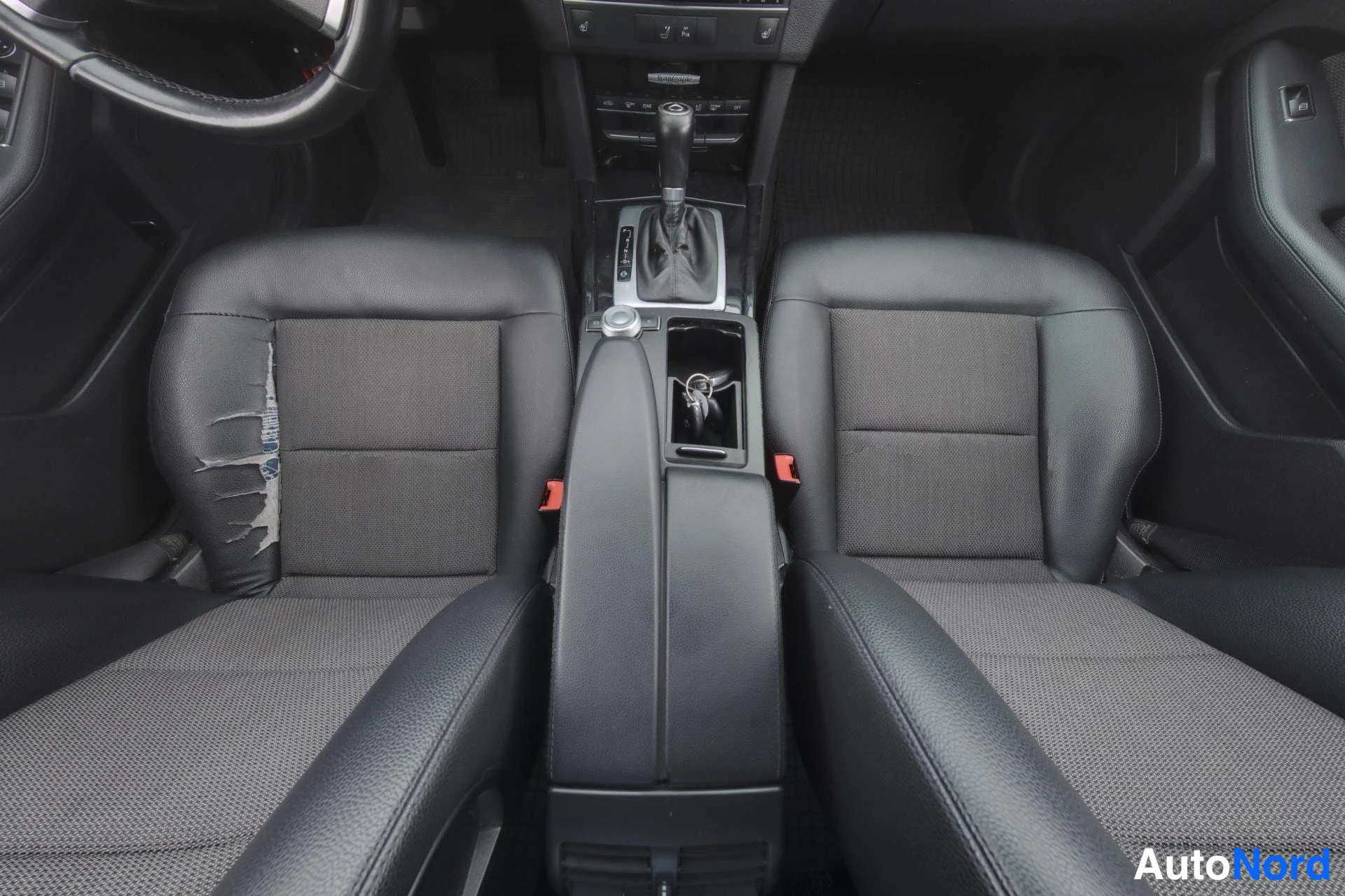 Harmaa Mercedes-Benz E 2011, etuistuimet, kuva 11