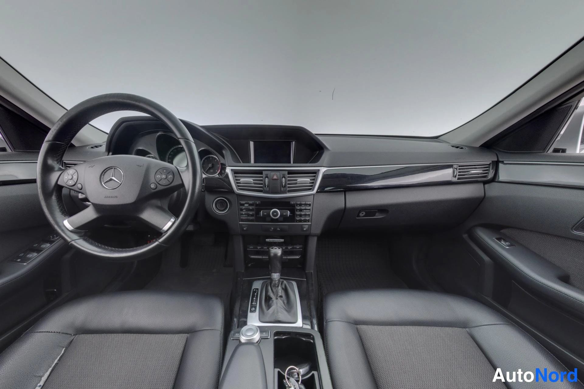 Harmaa Mercedes-Benz E 2011, ohjaamo, kuva 7