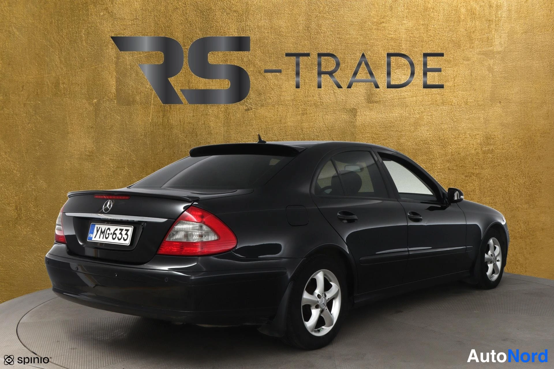 Musta Mercedes-Benz E 2006, takaviisto, kuva 4