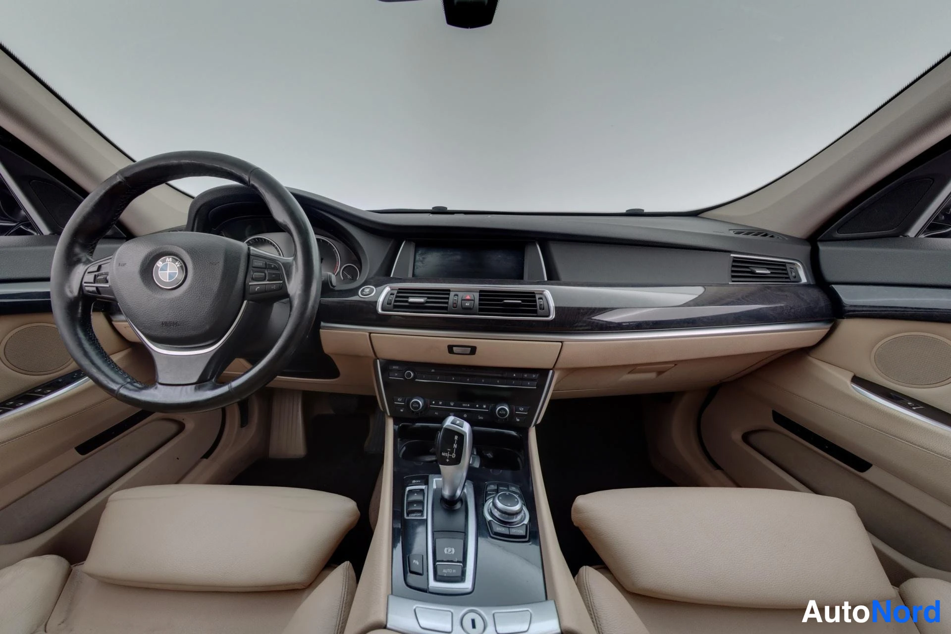Musta BMW 530d 2010, ohjaamo, kuva 7