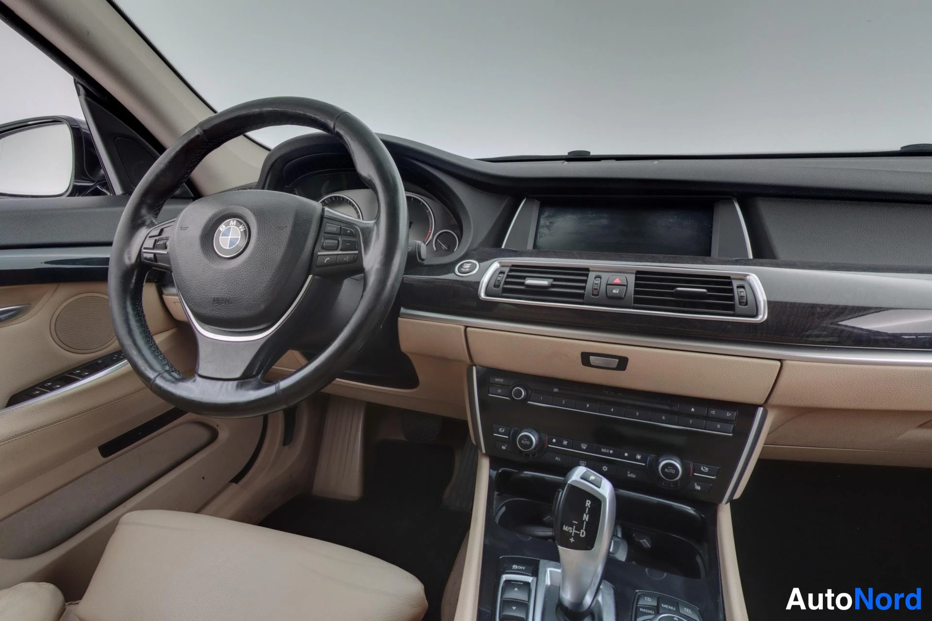 Musta BMW 530d 2010, ohjaamo, kuva 8