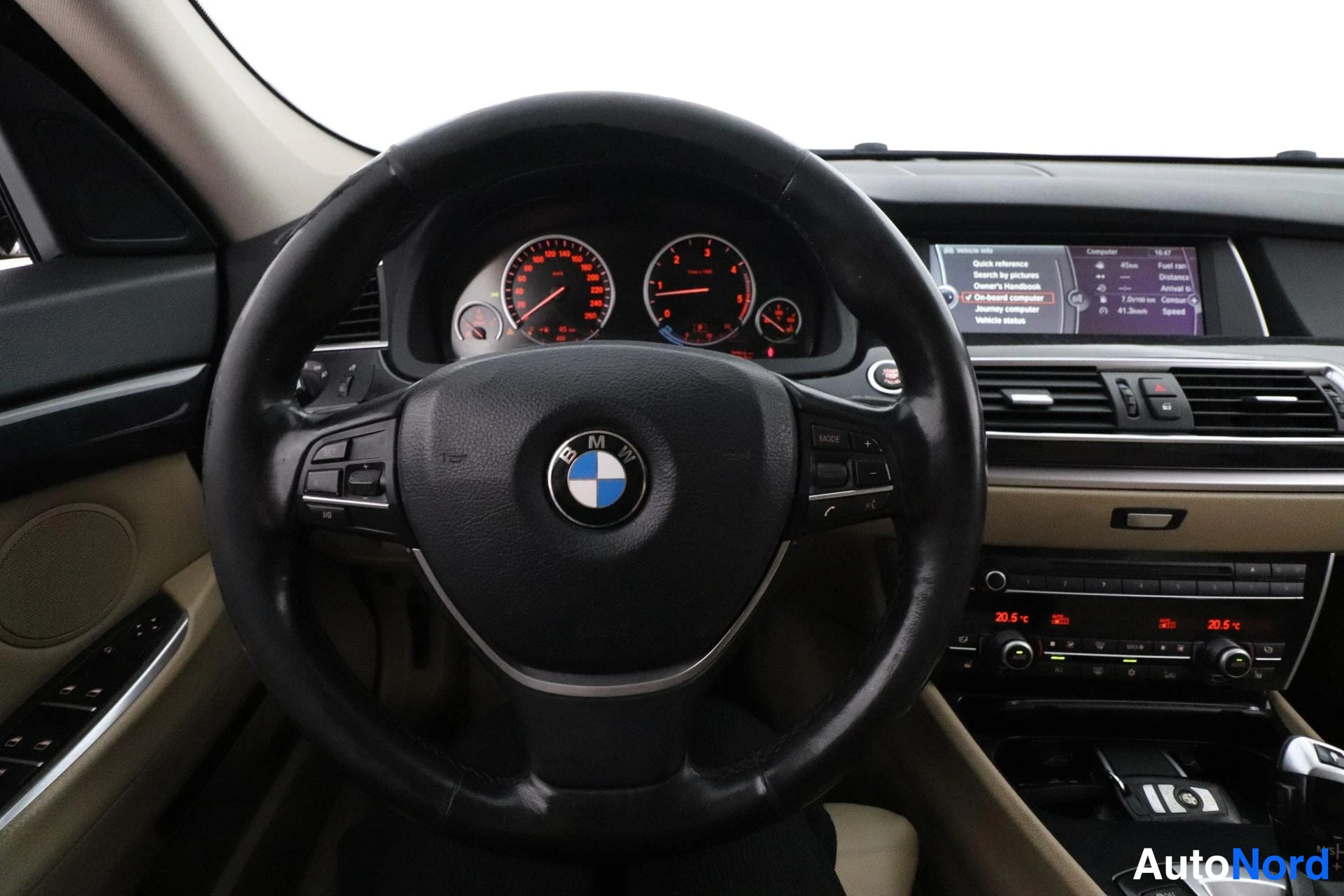 Musta BMW 530d 2010, ohjaamo, kuva 9
