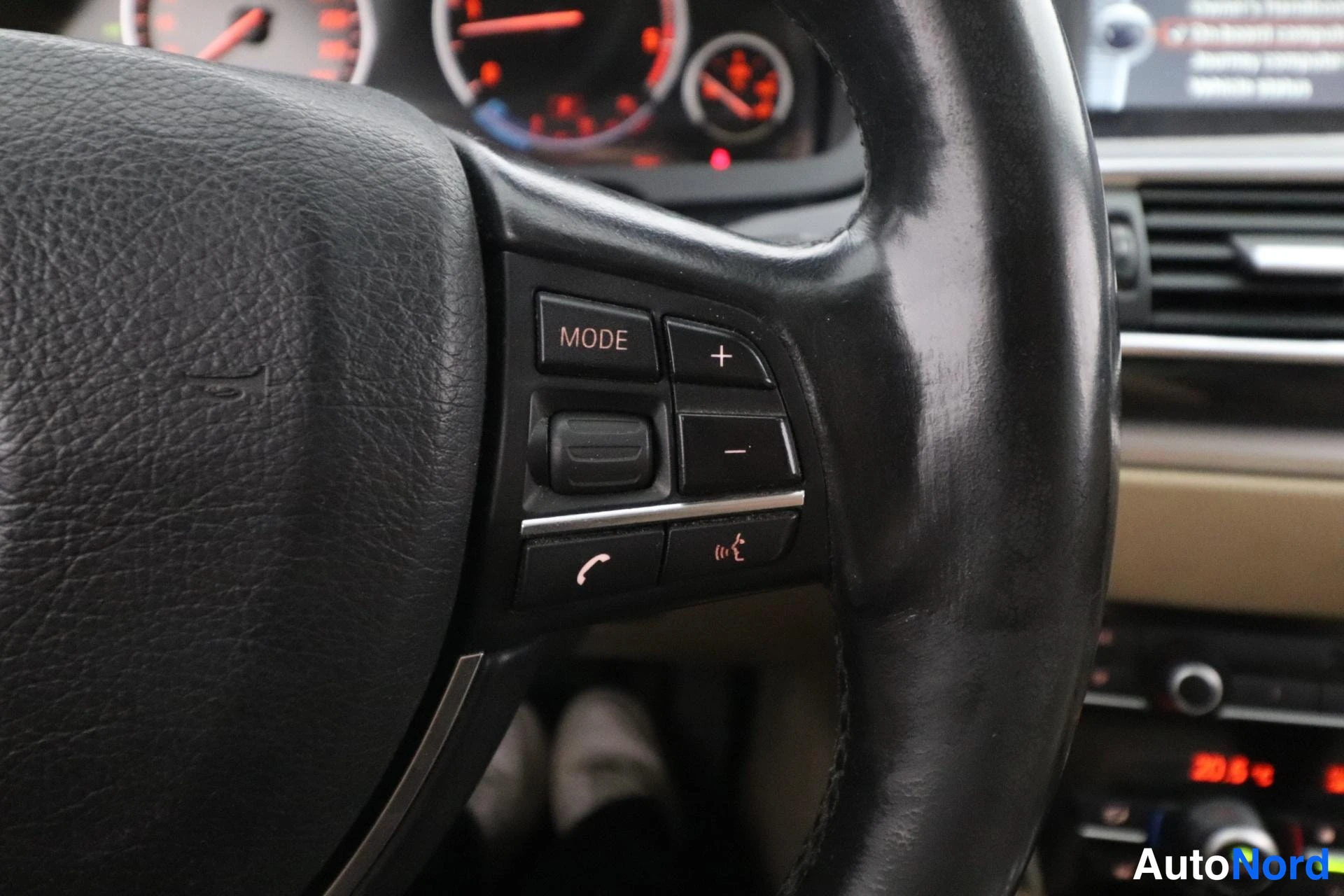 Musta BMW 530d 2010, yksityiskohta, kuva 17