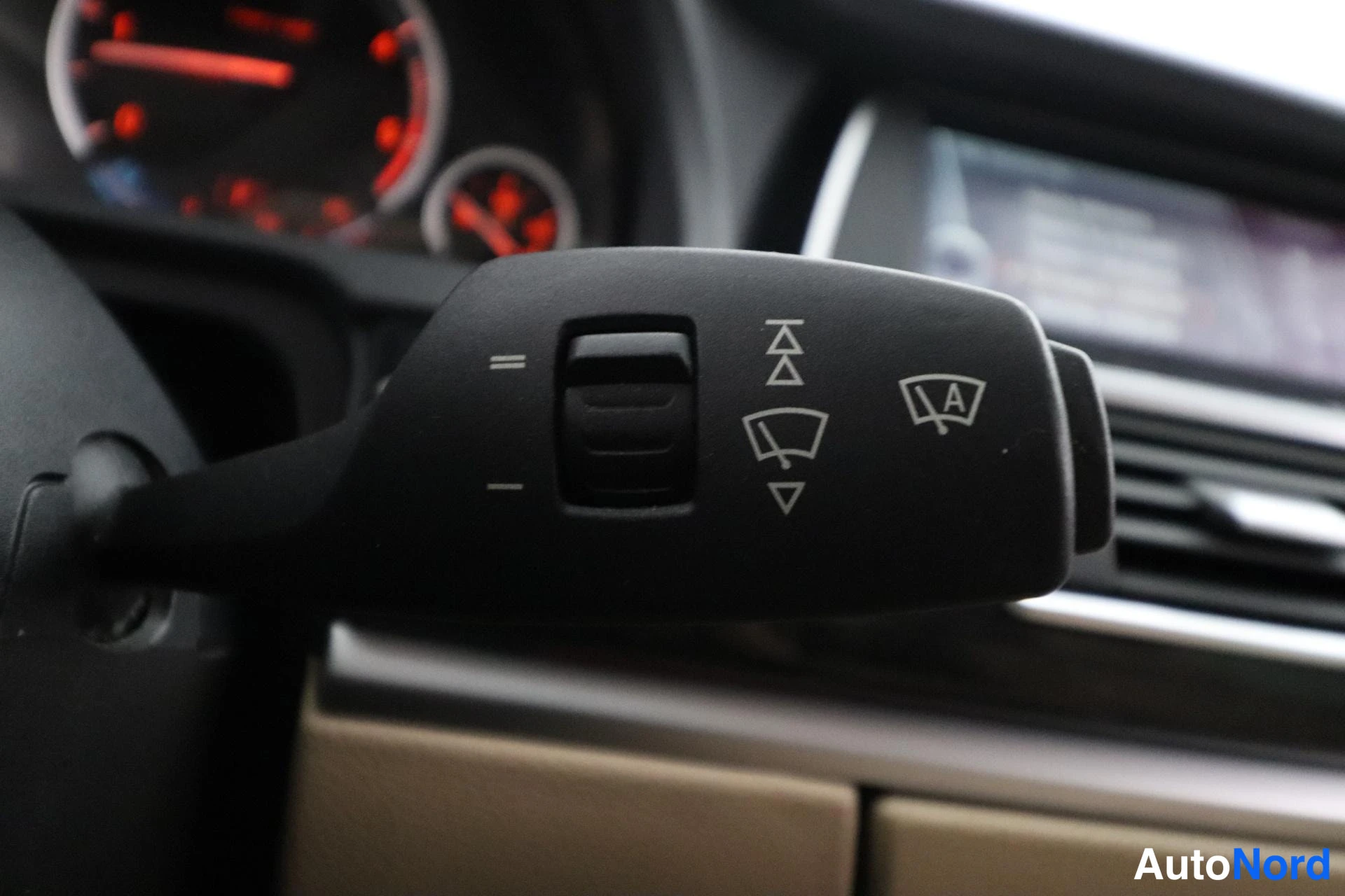 Musta BMW 530d 2010, yksityiskohta, kuva 34