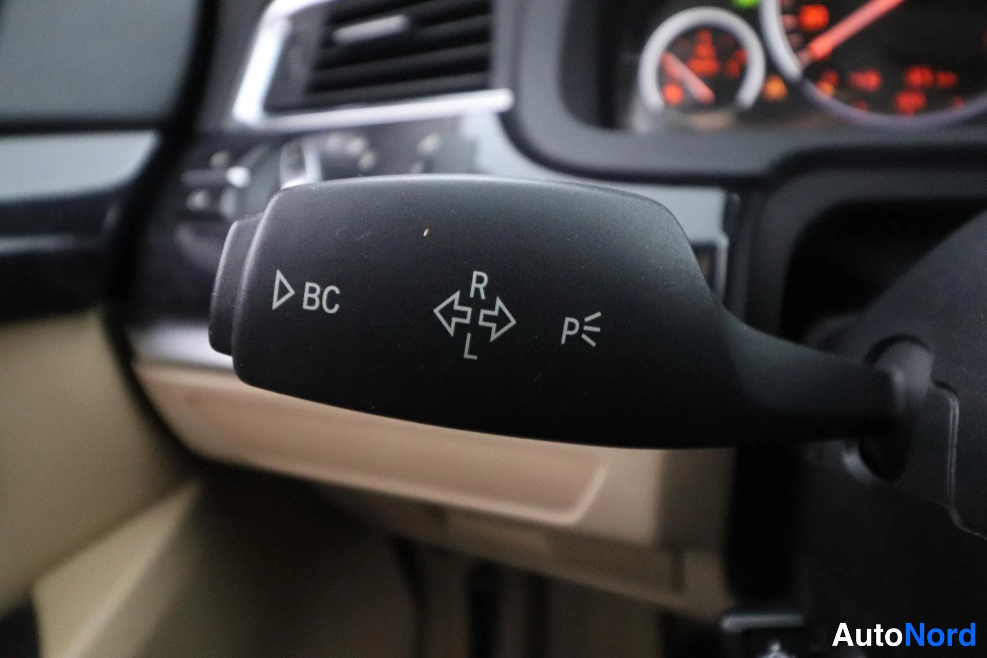 Musta BMW 530d 2010, yksityiskohta, kuva 35