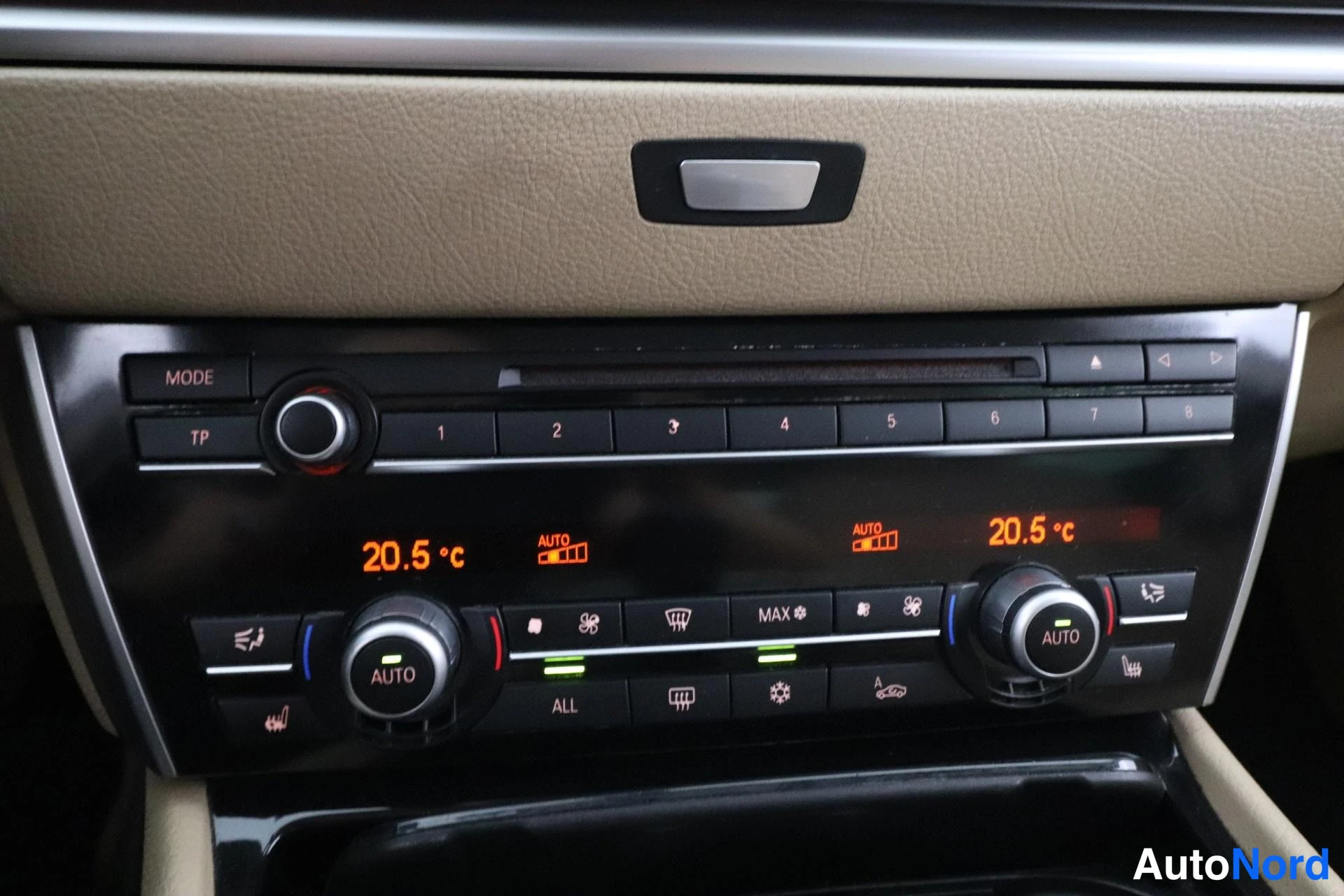 Musta BMW 530d 2010, yksityiskohta, kuva 24